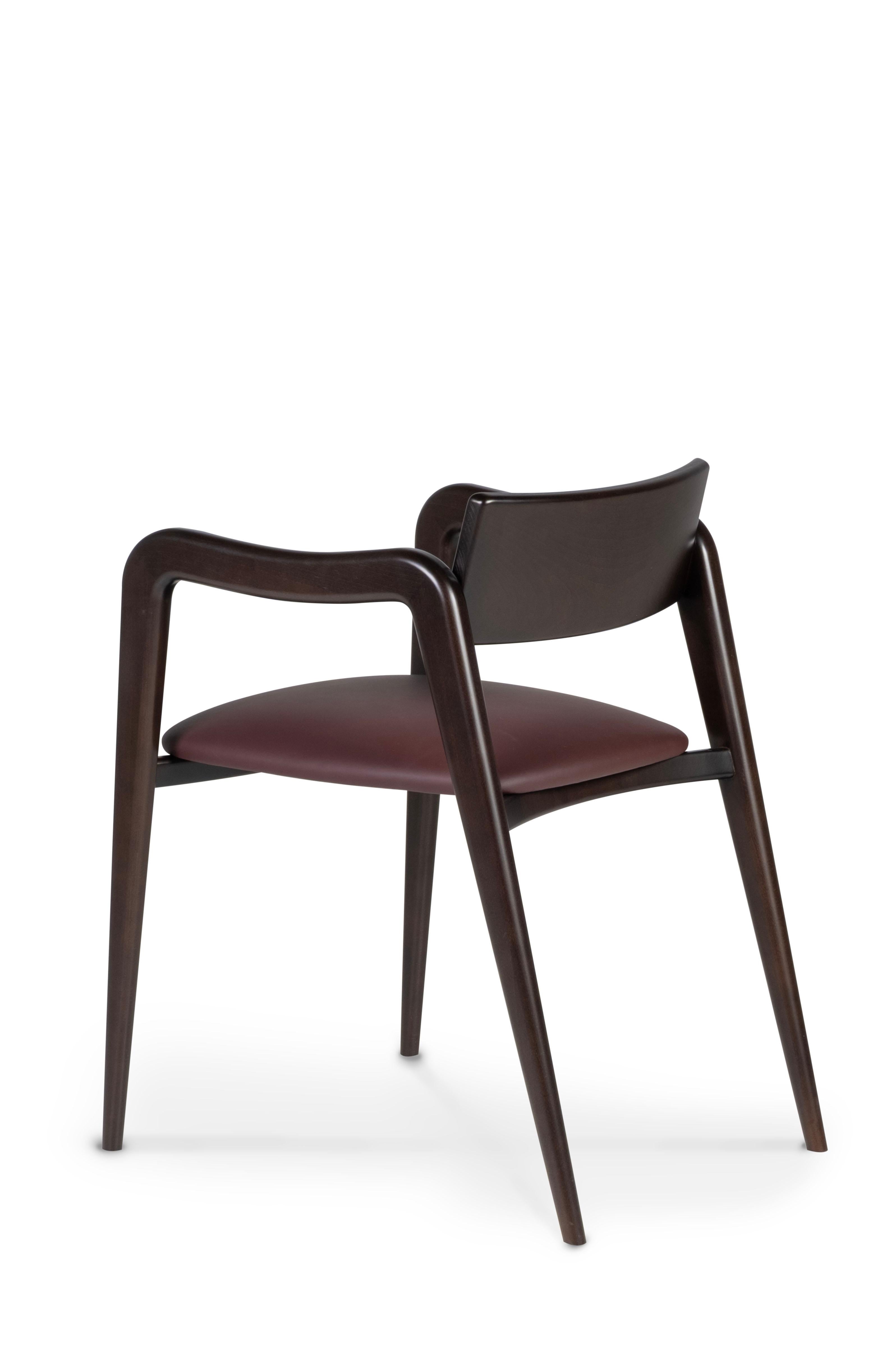 Portugais Chaises de salle à manger modernes Anjos, en cuir bourgogne, faites à la main au Portugal par Greenapple en vente