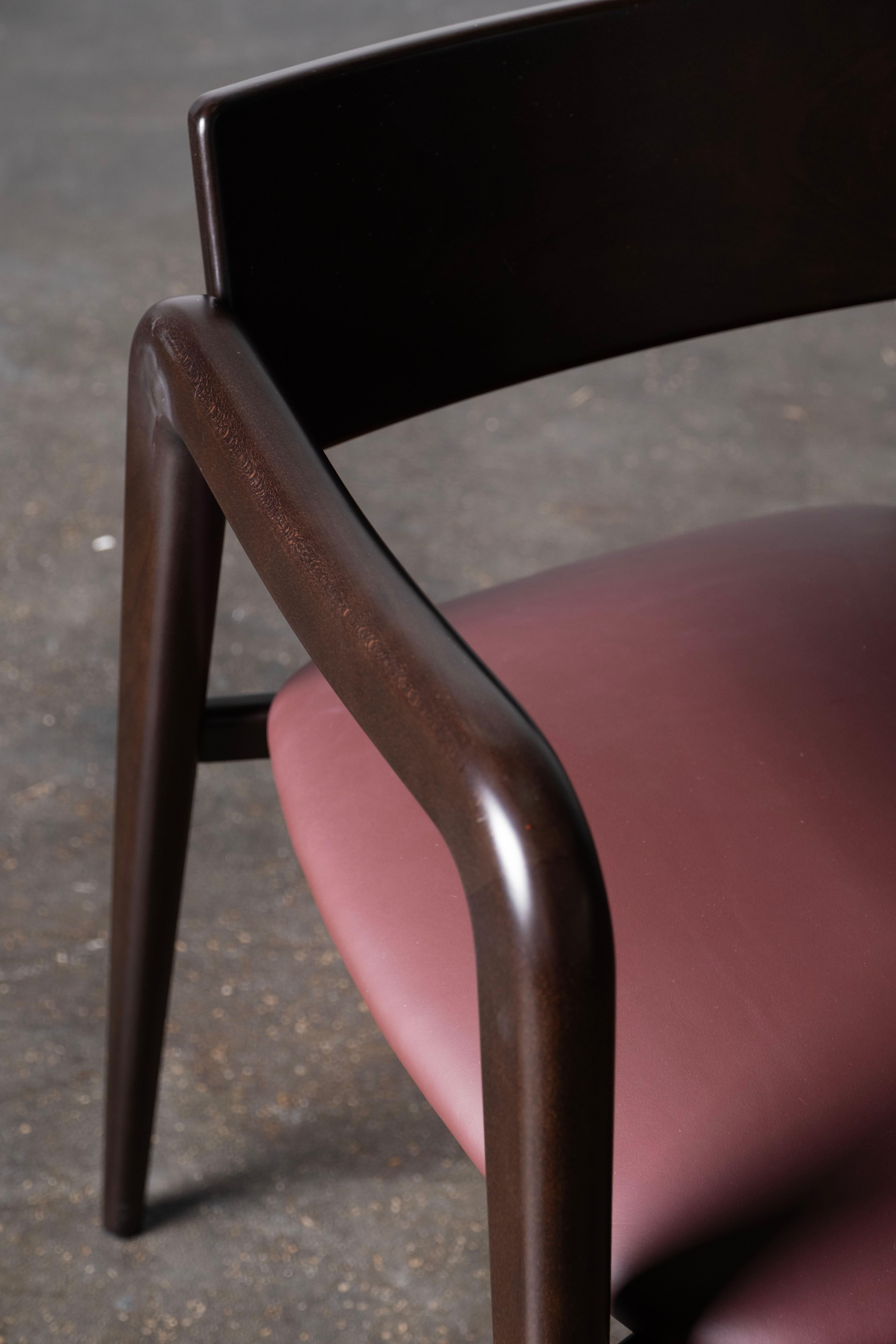 XXIe siècle et contemporain Chaises de salle à manger modernes Anjos, en cuir bourgogne, faites à la main au Portugal par Greenapple en vente
