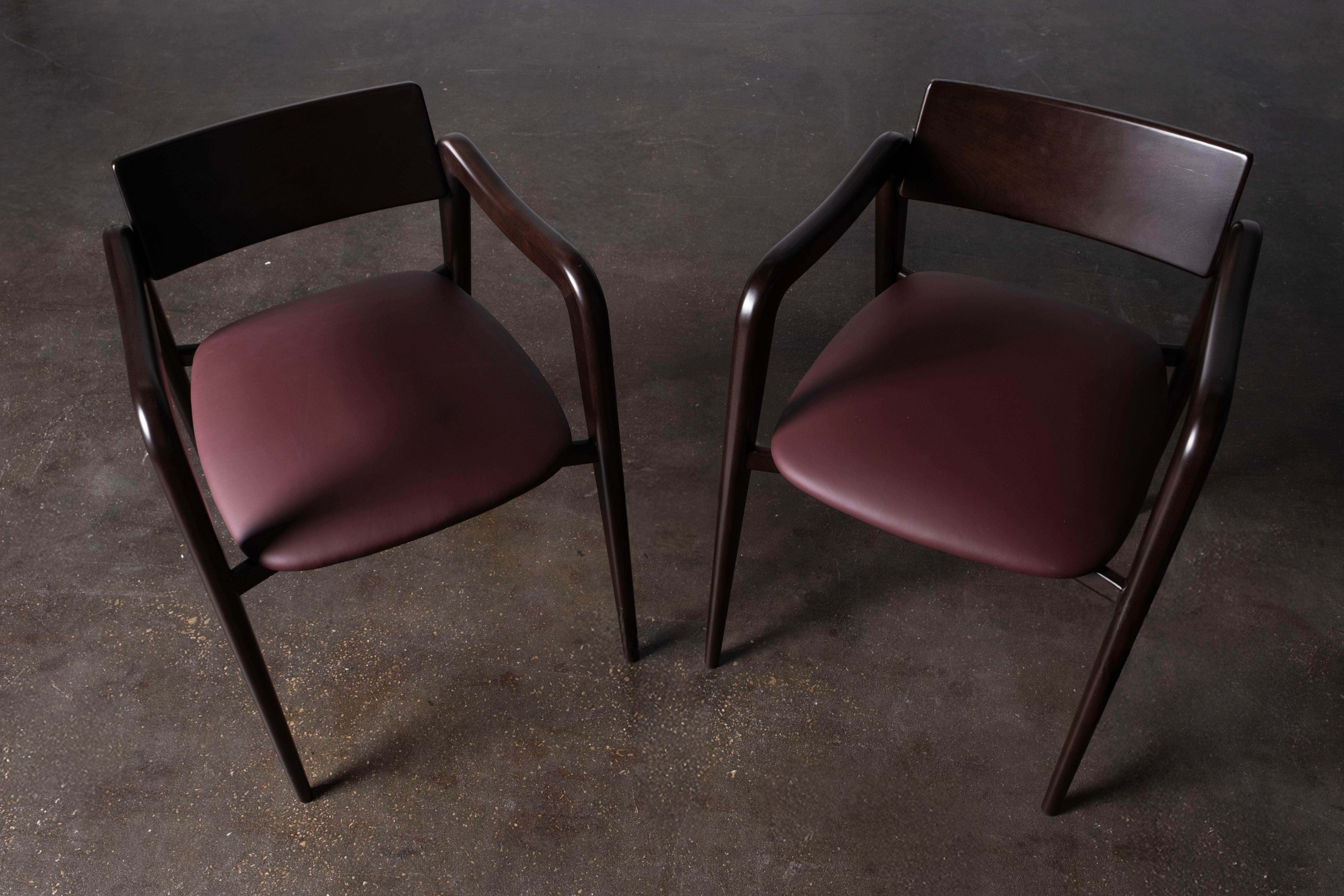 Chaises de salle à manger modernes Anjos, en cuir bourgogne, faites à la main au Portugal par Greenapple en vente 1