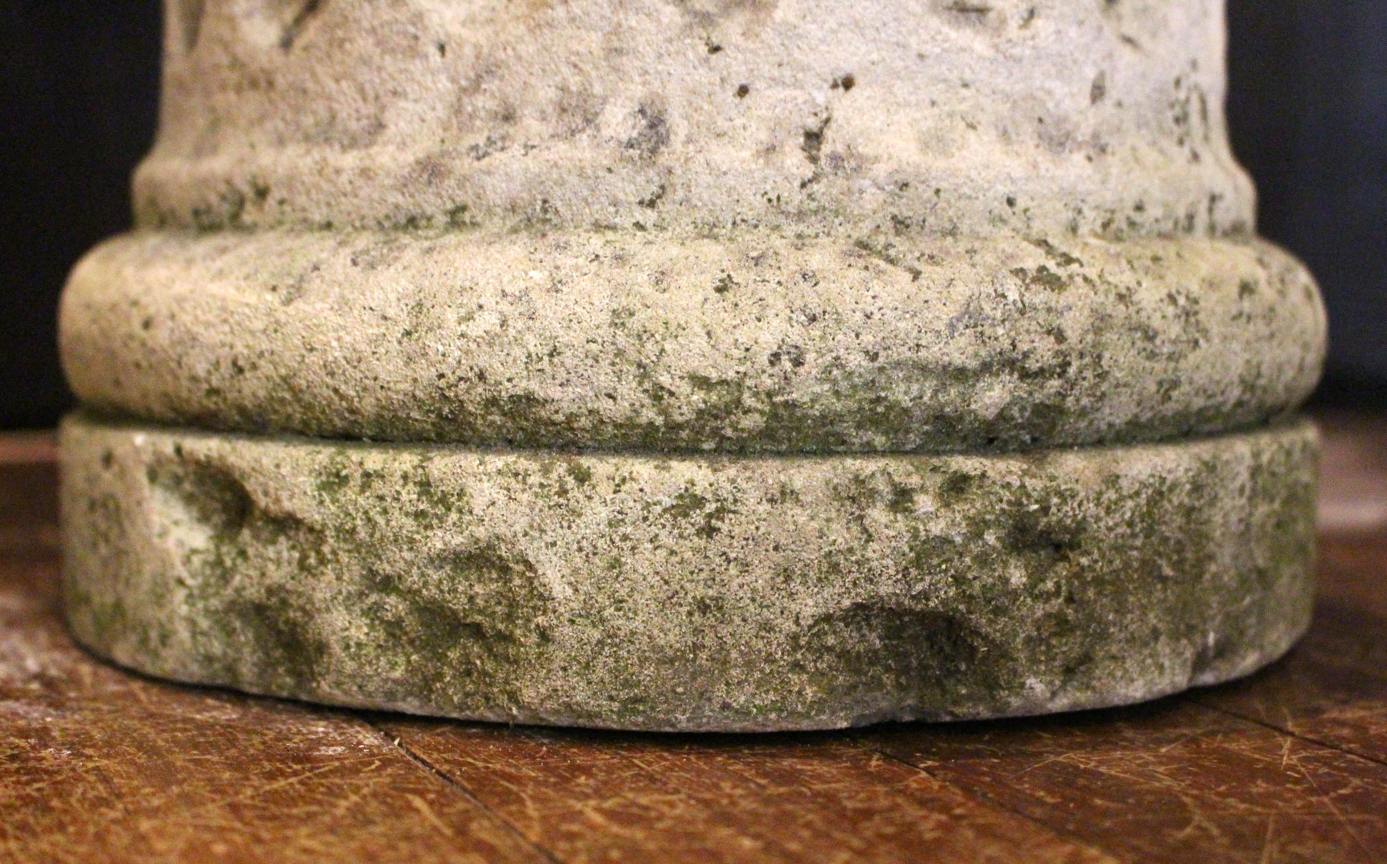 Sculpté Table basse française moderne et ancienne en quartzite et pierre en vente