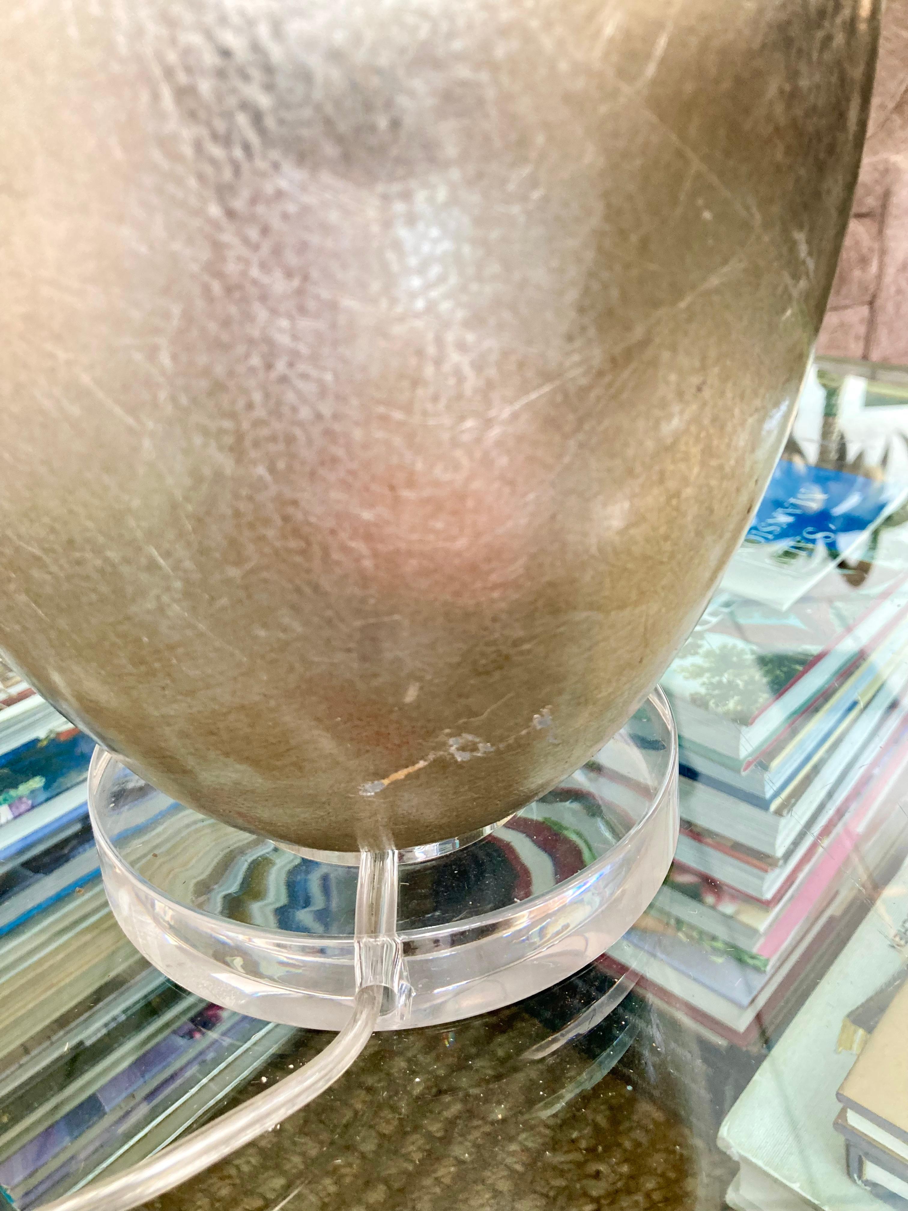 Lampade da tavolo moderne antiche in foglia d'argento con base in lucite, una coppia in vendita 6