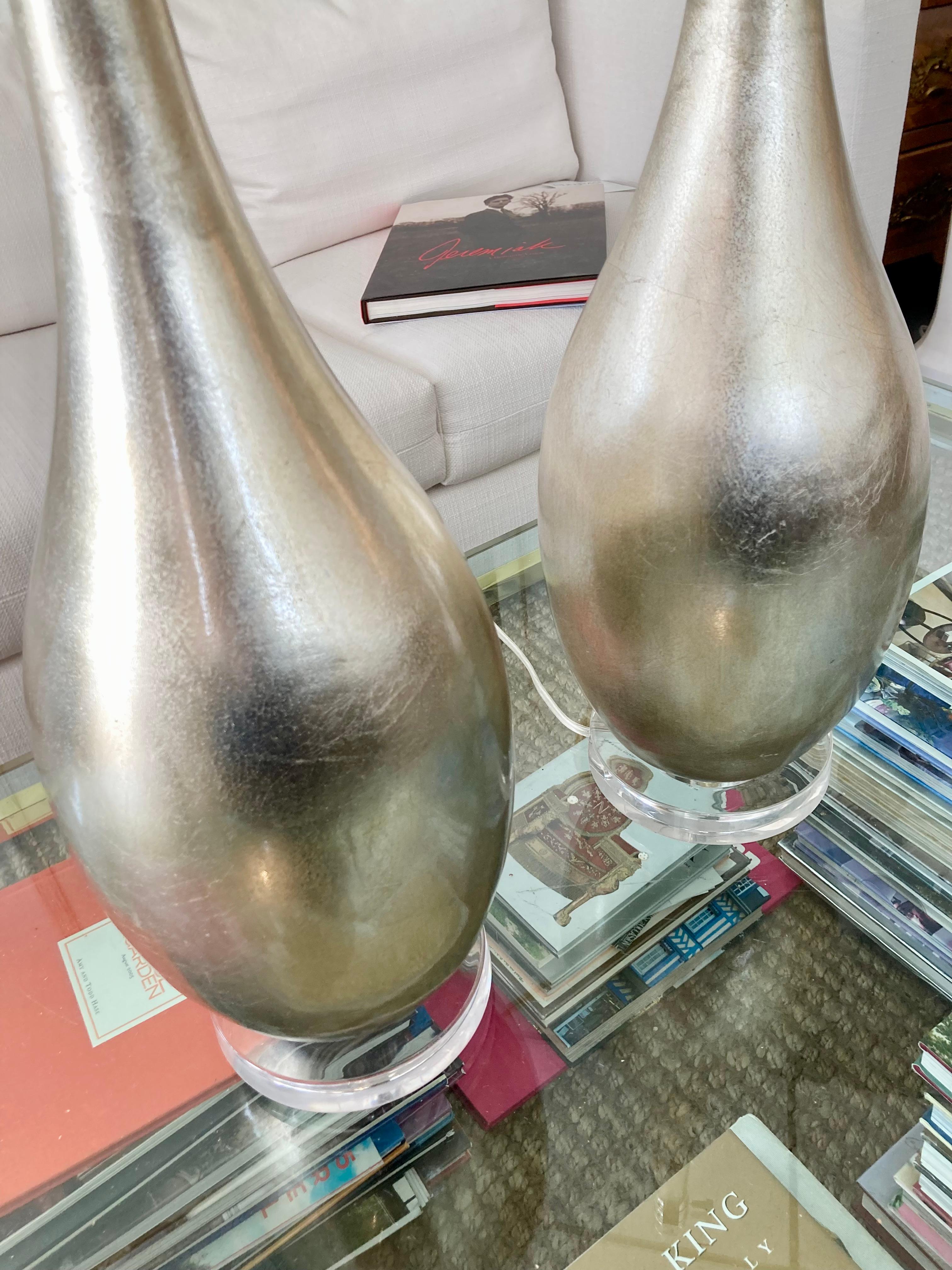 Lucite Lampade da tavolo moderne antiche in foglia d'argento con base in lucite, una coppia in vendita
