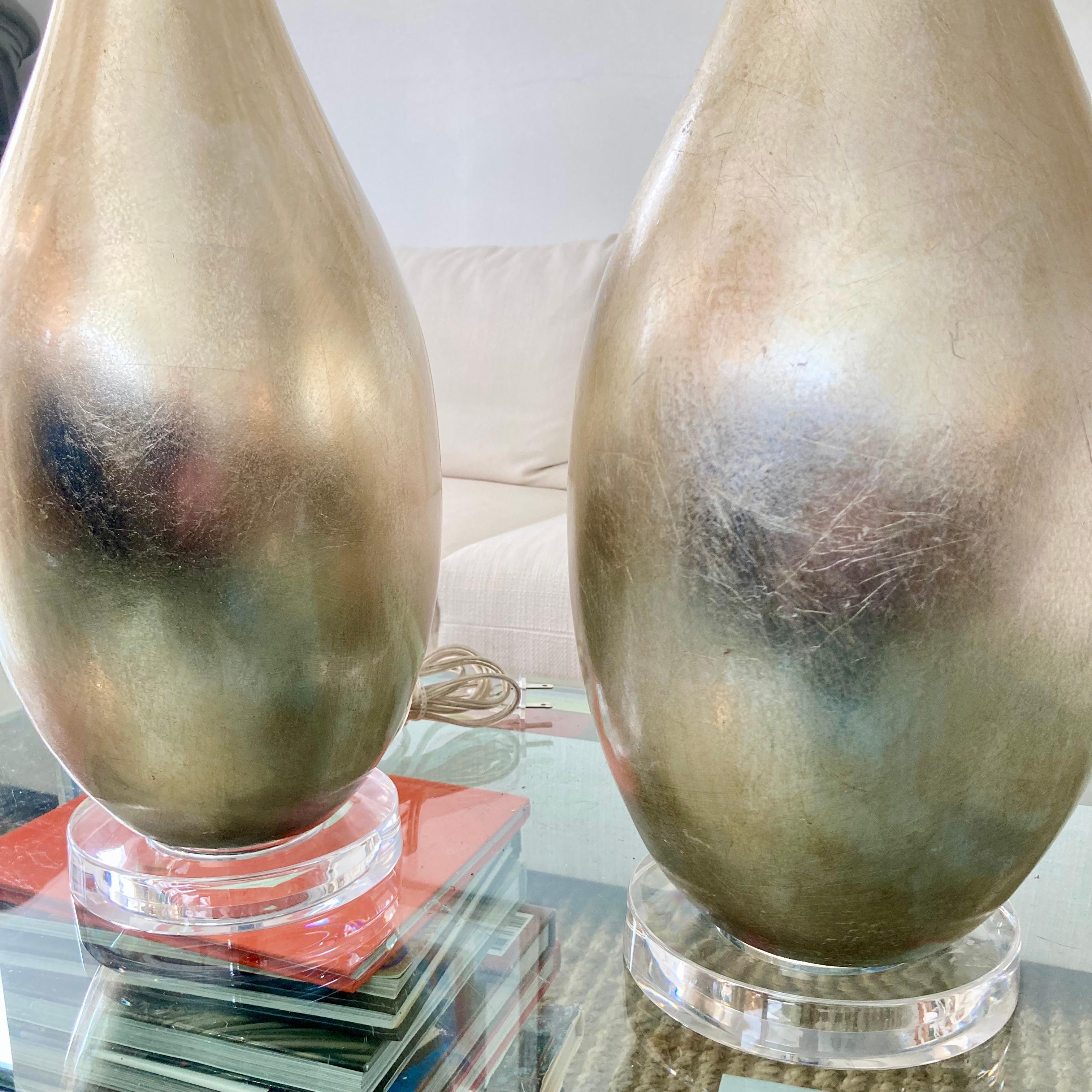 Lampade da tavolo moderne antiche in foglia d'argento con base in lucite, una coppia in vendita 1