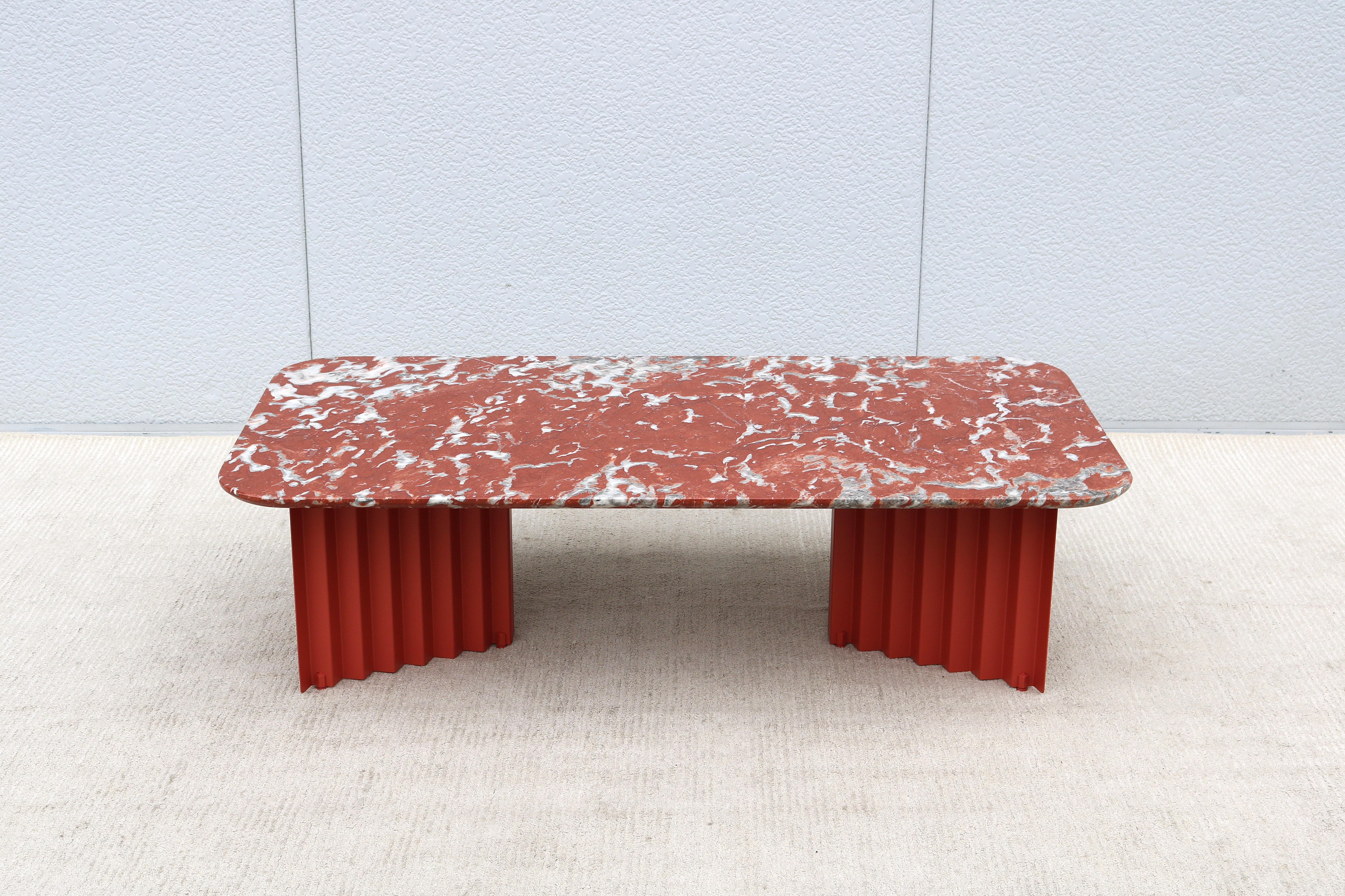 Fabulous Plec red Francia marble and steel rectangular coffee table, designed by Antoni Palleja Office and expertly crafted in Spain exclusively by RS Barcelona.
An eye-catching sculptural design, the rounded rectangular marble top and the accordion