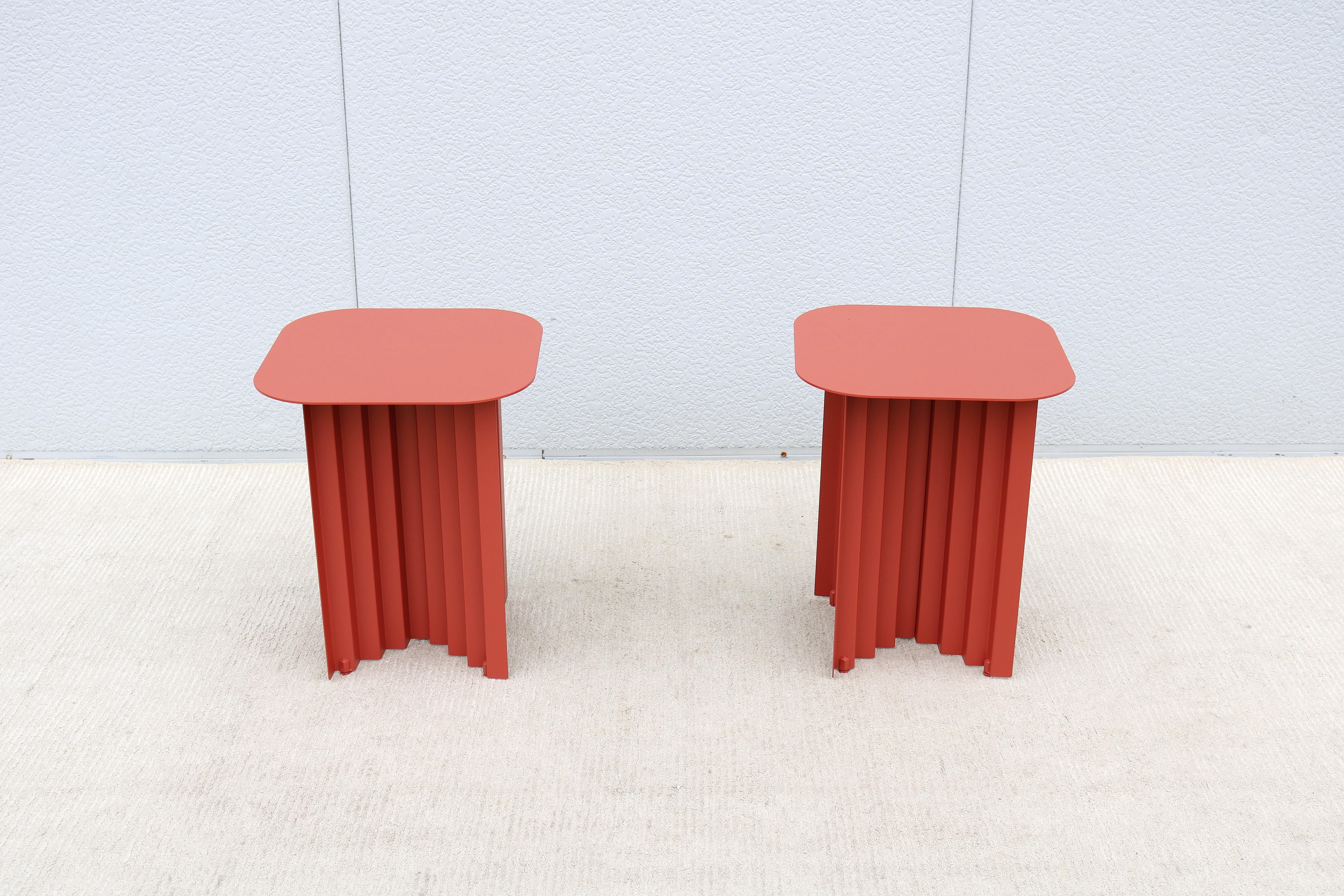 Fabuloso par de mesas auxiliares cuadradas de acero Plec en color terracota, diseñadas por Antoni Palleja Office y fabricadas expertamente en España en exclusiva por RS Barcelona.
Con un llamativo diseño escultórico, la parte superior cuadrada