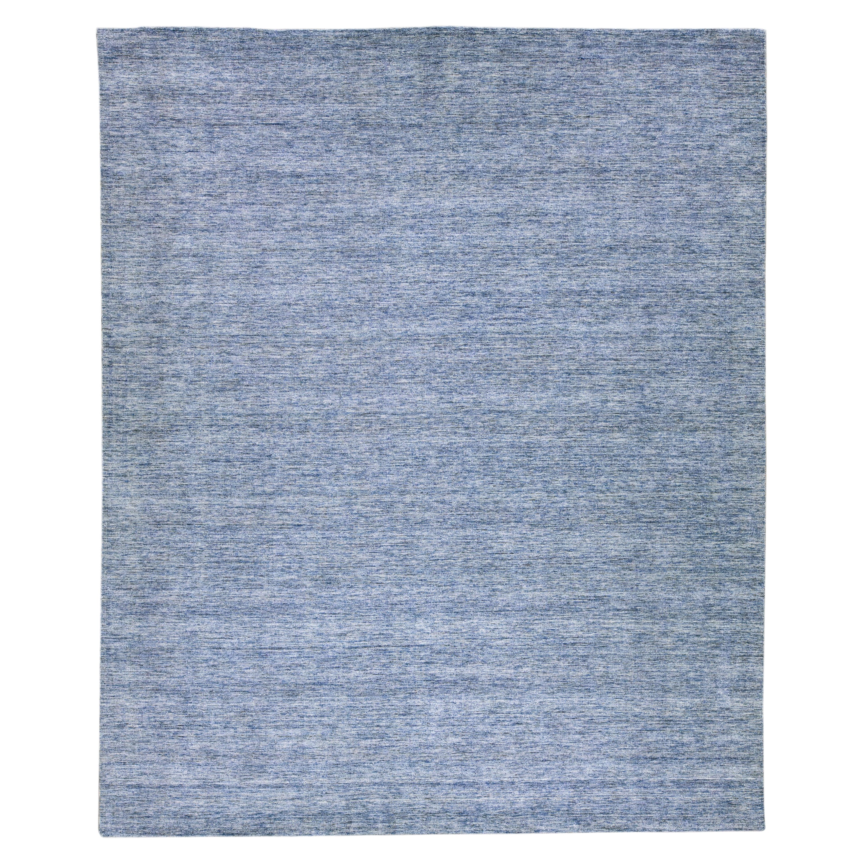 Alfombra moderna Apadana's Groove de bambú / seda azul hecha a mano