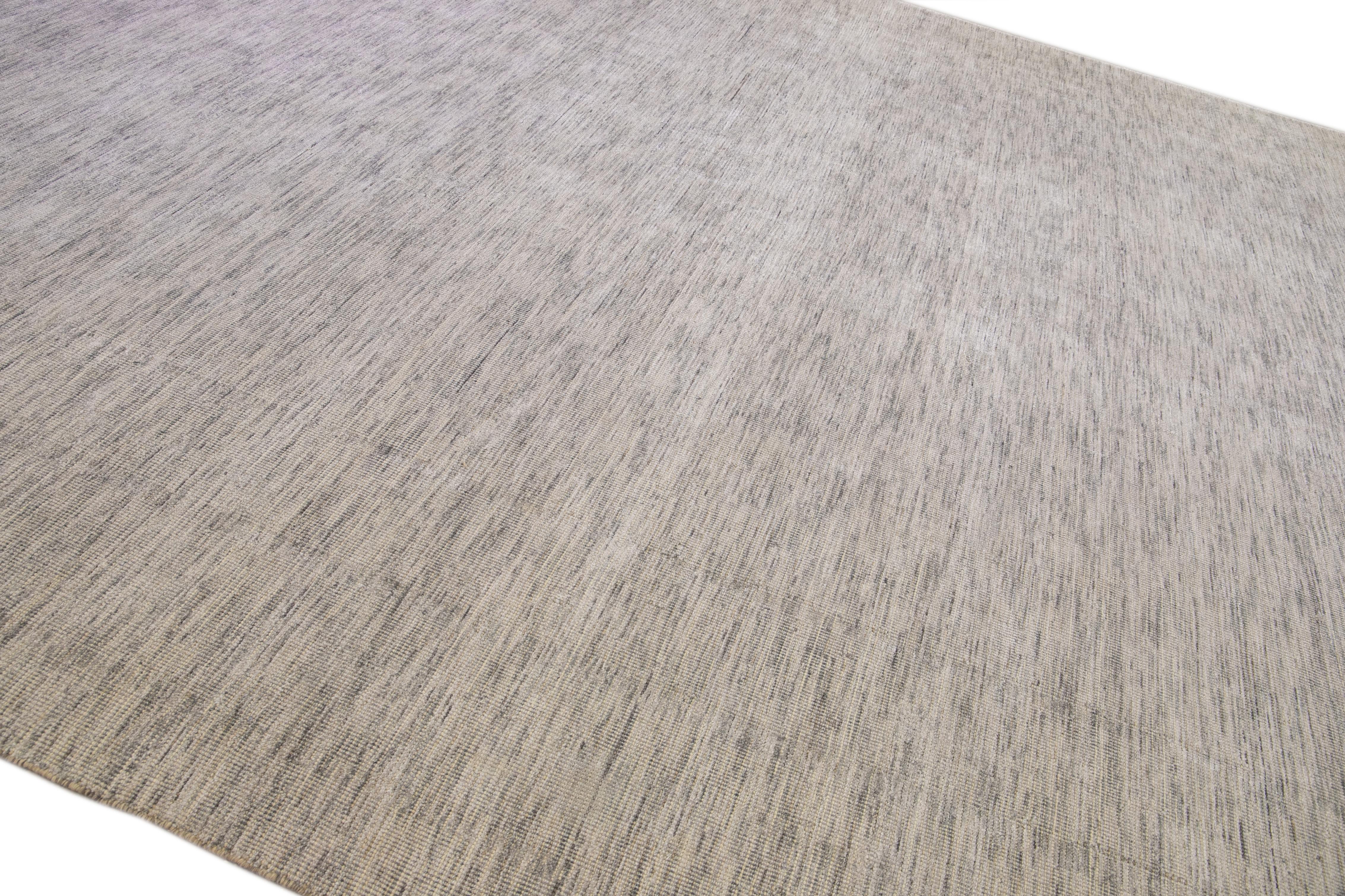 Moderner Apadana's Groove Bambus/Seide Handgefertigter Beige-Teppich im Angebot 1