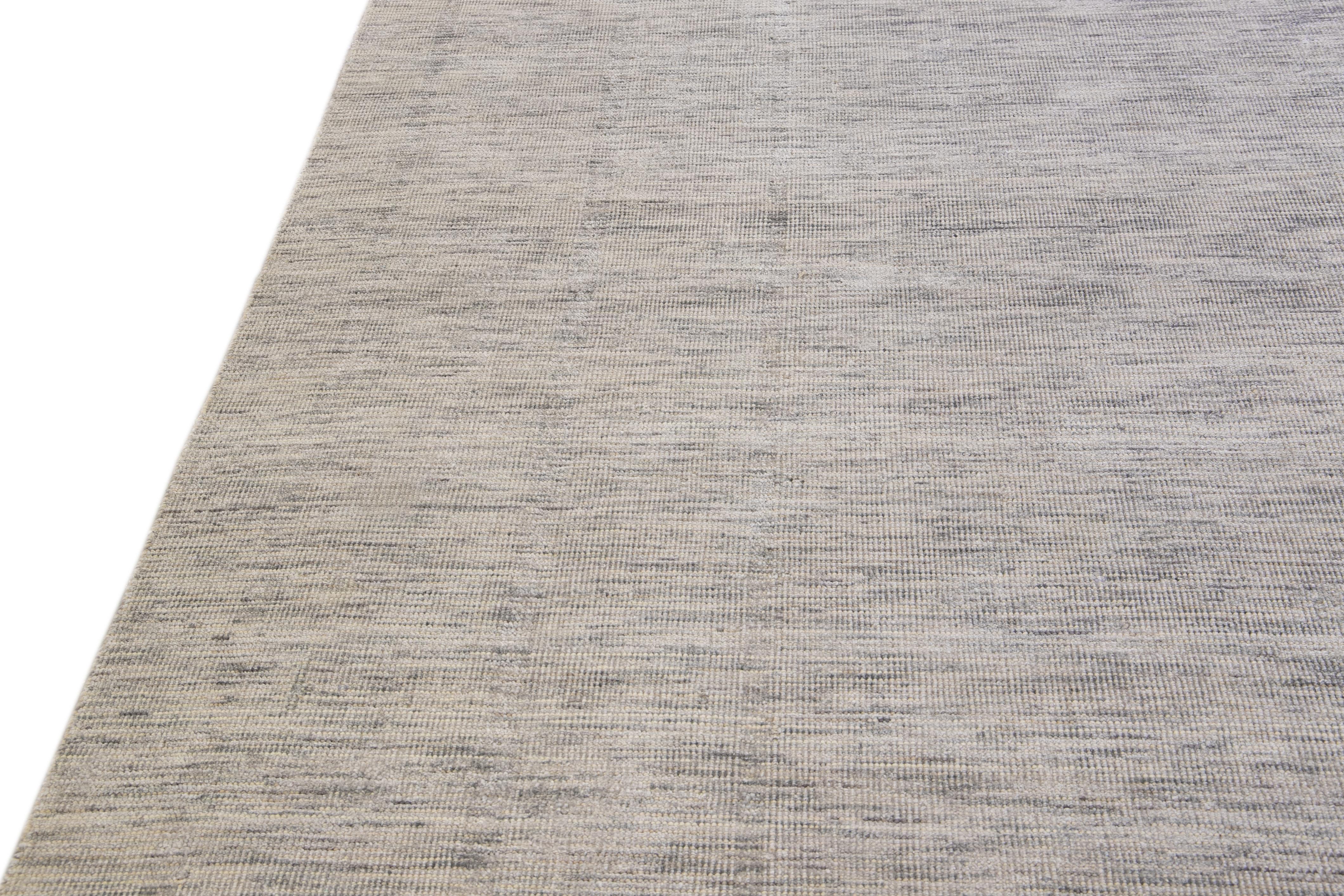 Moderner Apadana's Groove Bambus/Seide Handgefertigter Beige-Teppich im Angebot 3