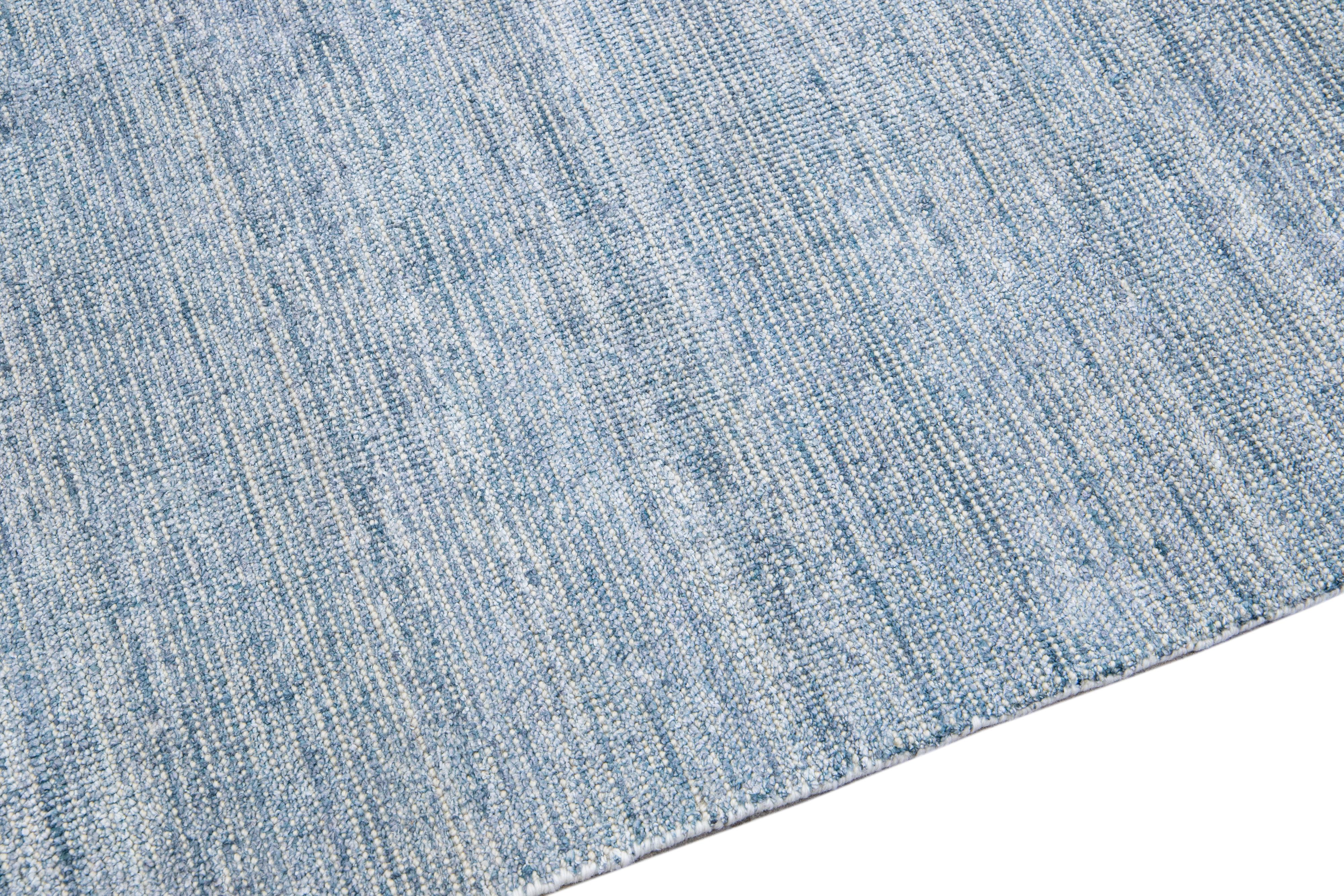 Moderner moderner Apadana's Groove Bambus/Seide Handgefertigter blauer Teppich (21. Jahrhundert und zeitgenössisch) im Angebot