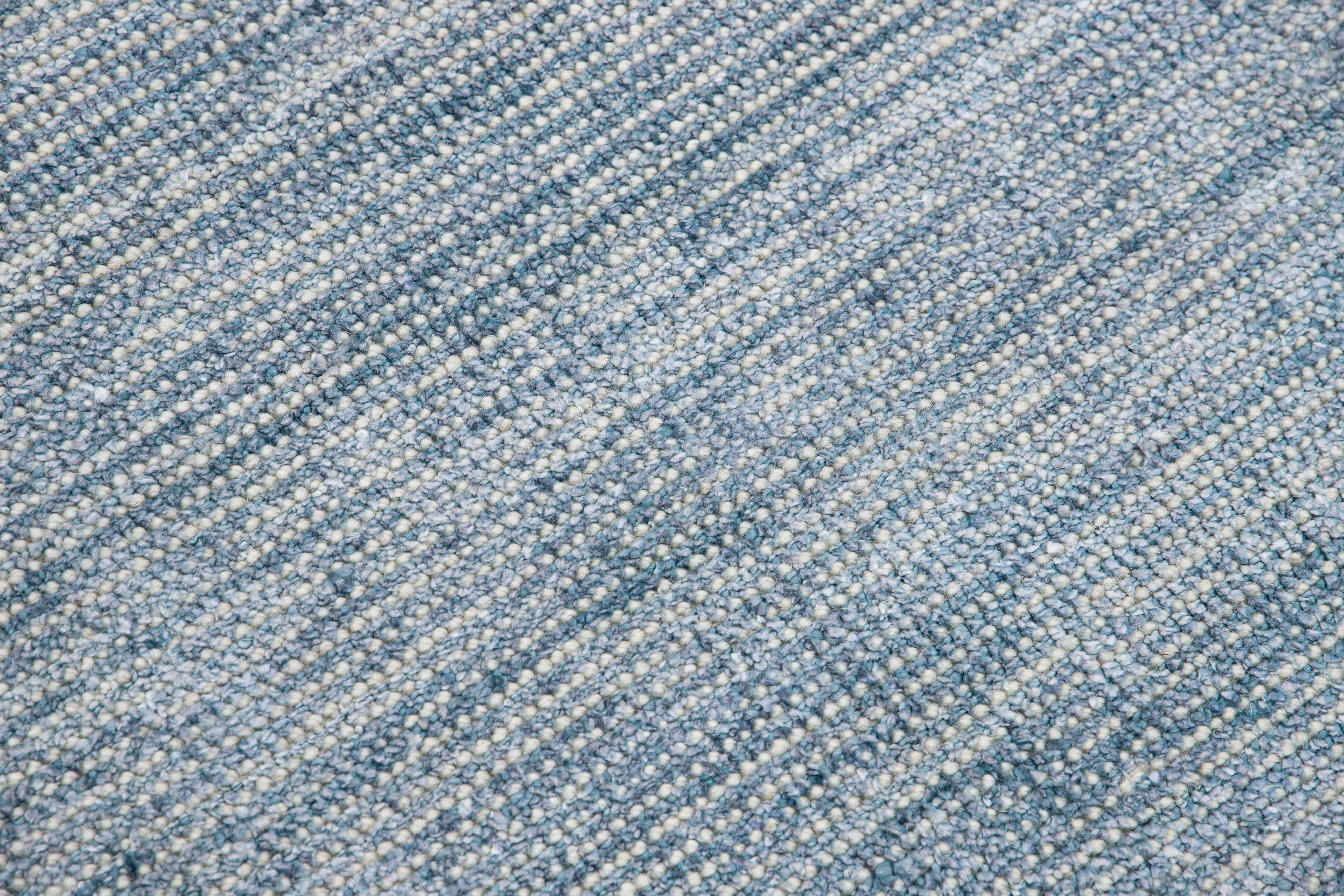 Moderner moderner Apadana's Groove Bambus/Seide Handgefertigter blauer Teppich (Wolle) im Angebot