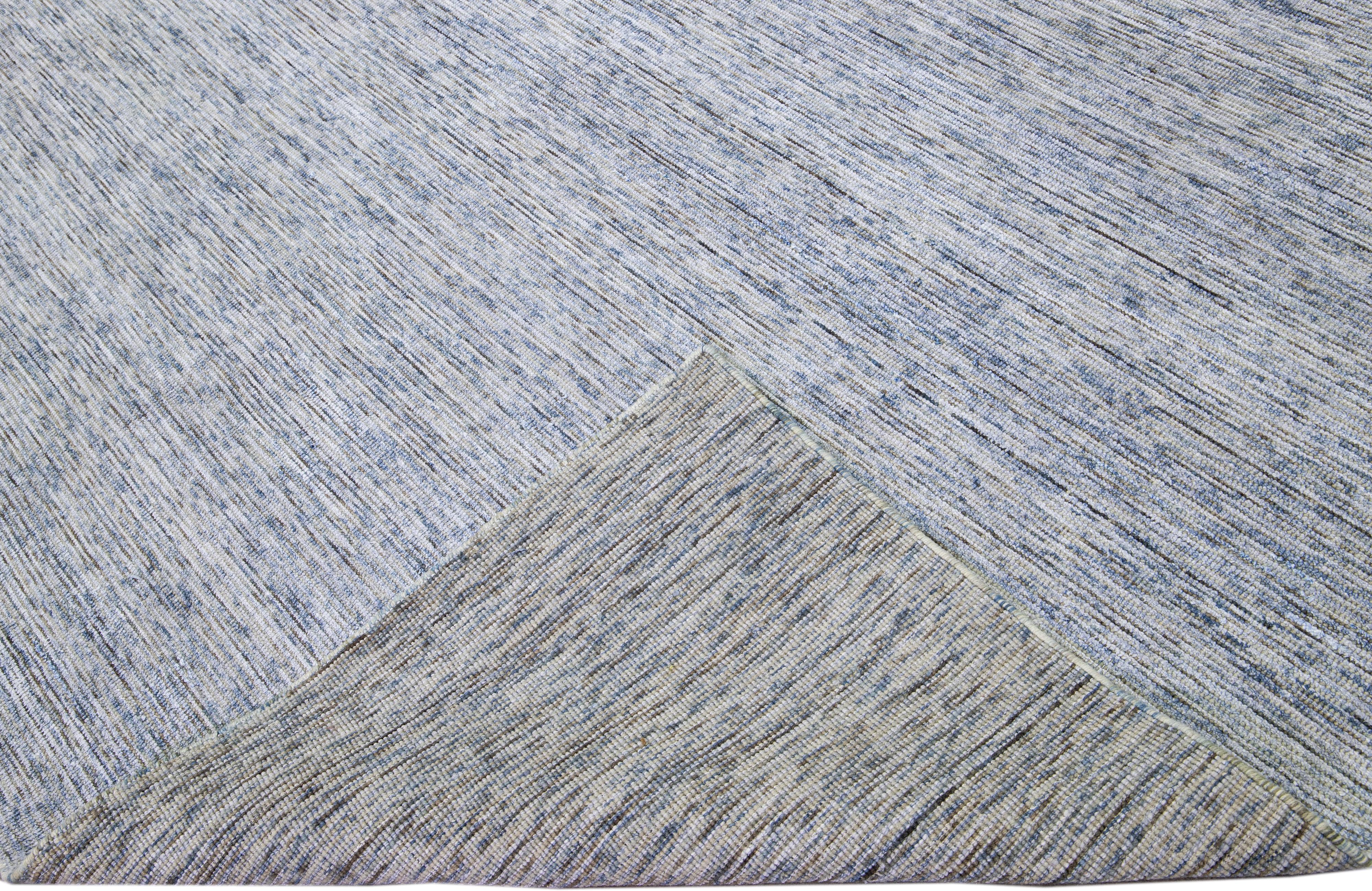 Schöner handgefertigter indischer Rillenteppich aus Bambus und Seide von Apadanas mit grauem und blauem Feld. Dieser Teppich aus der Groove-Kollektion hat ein durchgängig unifarbenes Muster.

Dieser Teppich misst: 12' x 15'.

Kundenspezifische