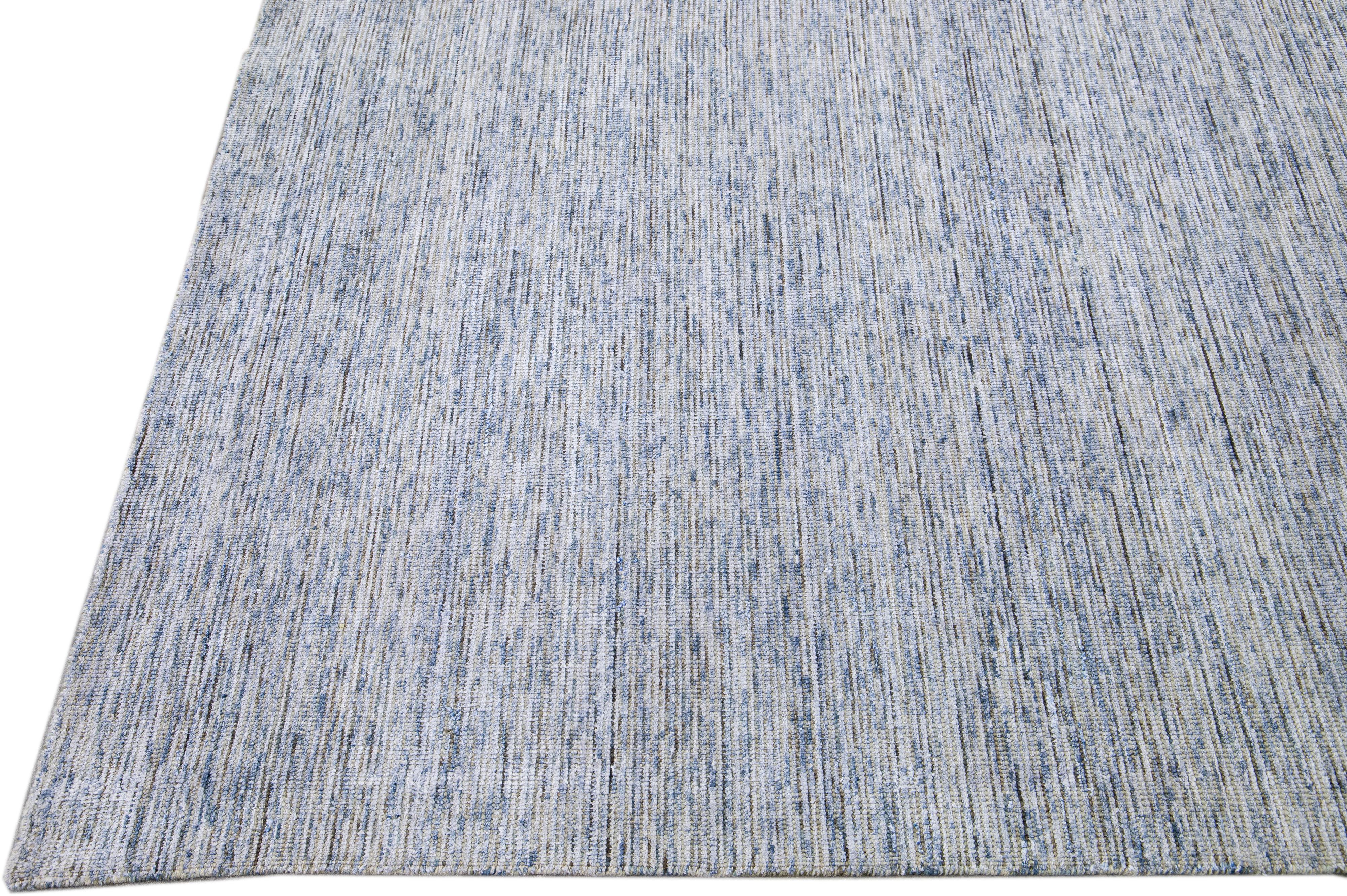 Moderner moderner Apadana's Groove Bambus/Seide Handgefertigter grauer und blauer Oversize-Teppich in Grau im Zustand „Neu“ im Angebot in Norwalk, CT