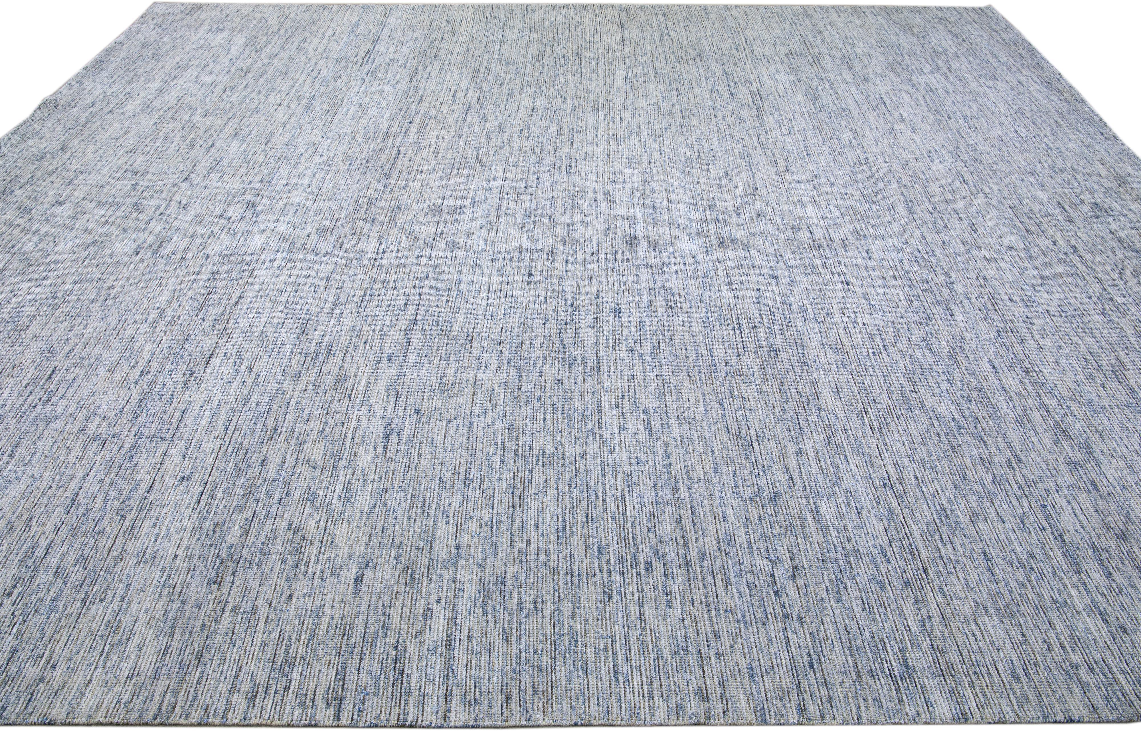 Moderner moderner Apadana's Groove Bambus/Seide Handgefertigter grauer und blauer Oversize-Teppich in Grau (21. Jahrhundert und zeitgenössisch) im Angebot