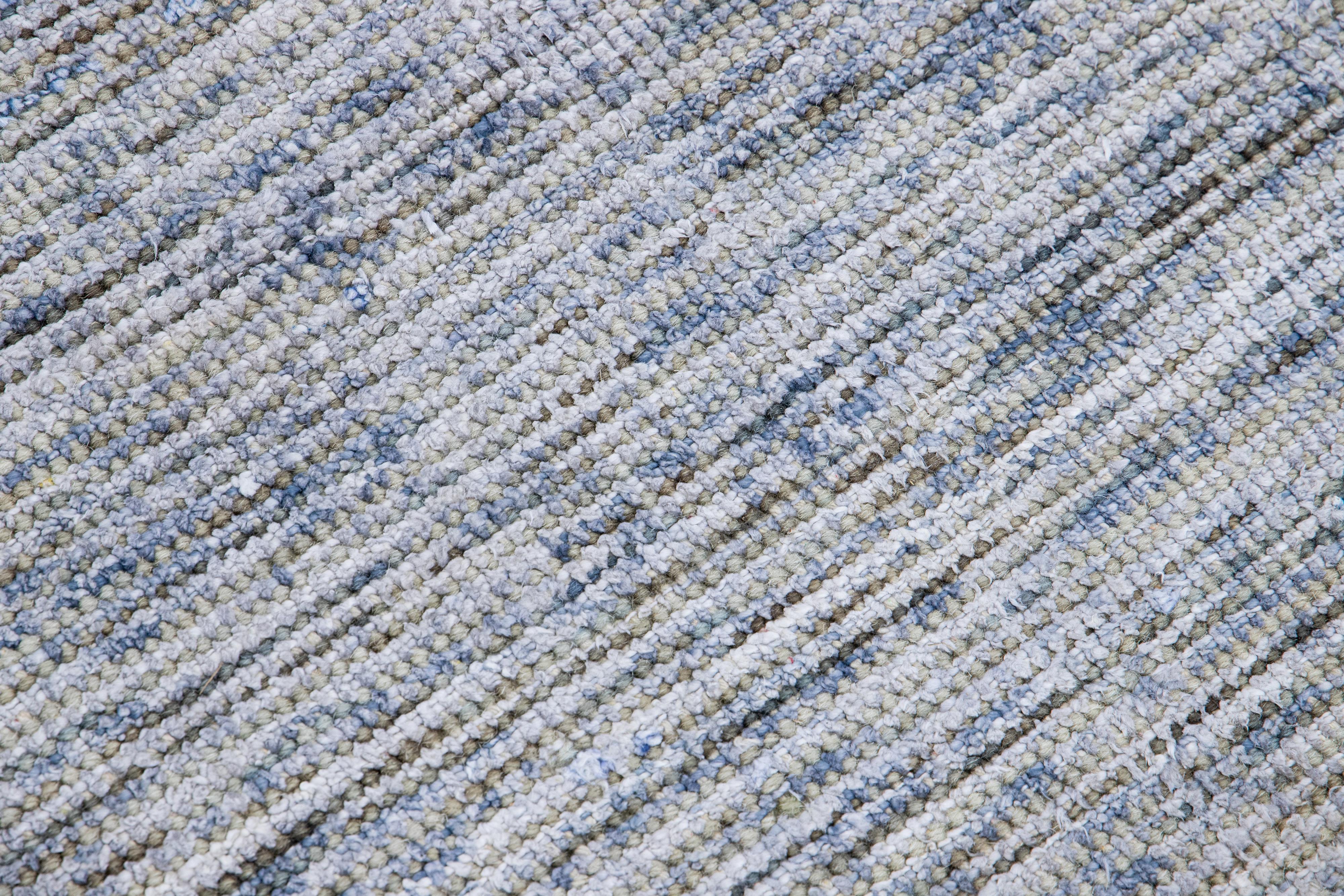 Moderner moderner Apadana's Groove Bambus/Seide Handgefertigter grauer und blauer Oversize-Teppich in Grau (Wolle) im Angebot