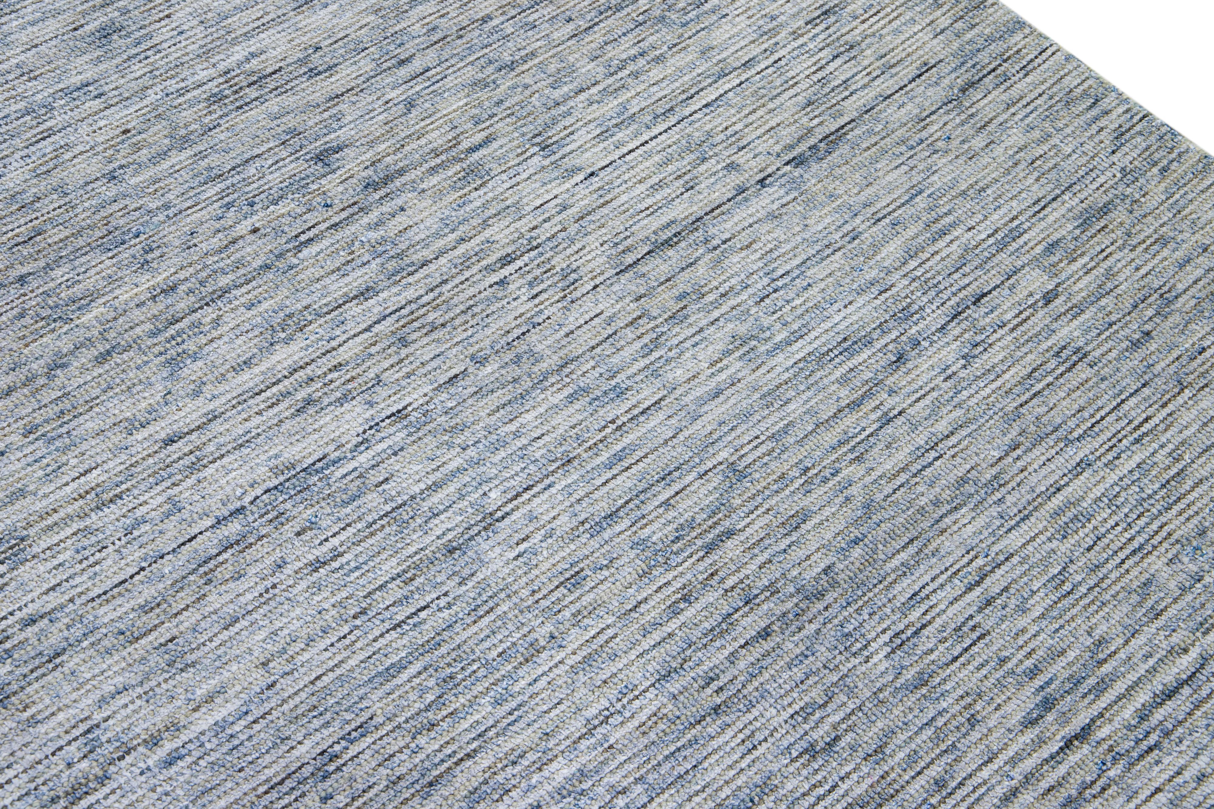 Moderner moderner Apadana's Groove Bambus/Seide Handgefertigter grauer und blauer Oversize-Teppich in Grau im Angebot 2