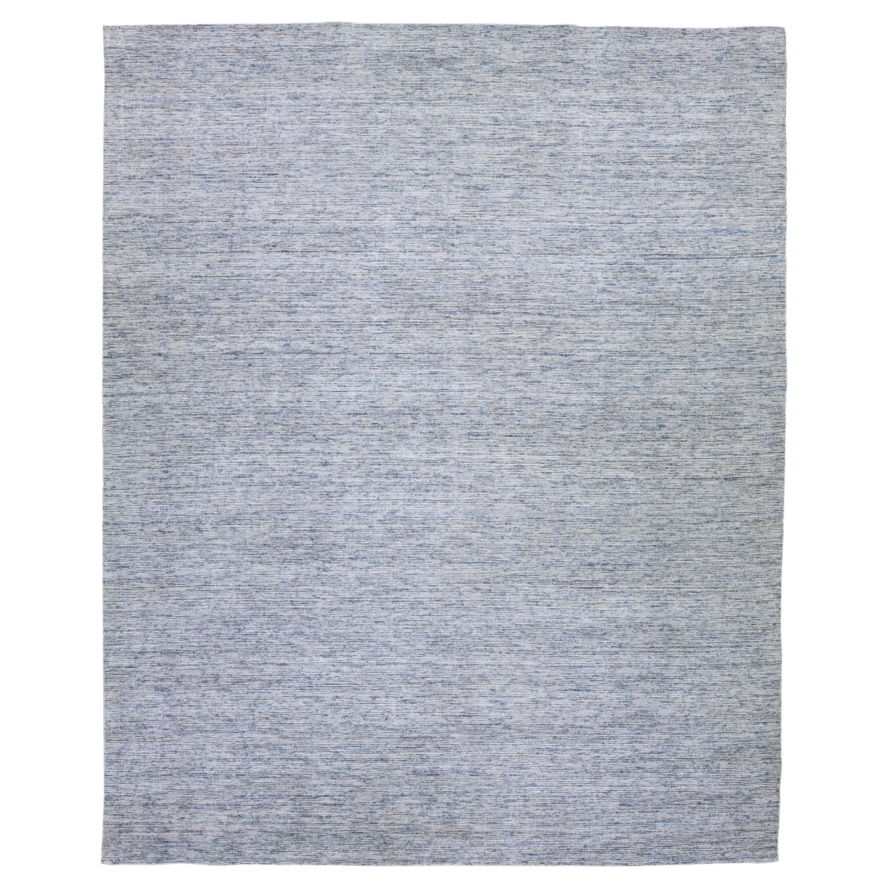 Moderner moderner Apadana's Groove Bambus/Seide Handgefertigter grauer und blauer Oversize-Teppich in Grau