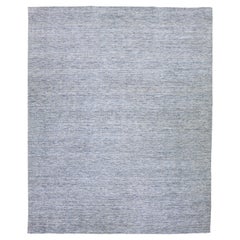 Moderner moderner Apadana's Groove Bambus/Seide Handgefertigter grauer und blauer Oversize-Teppich in Grau