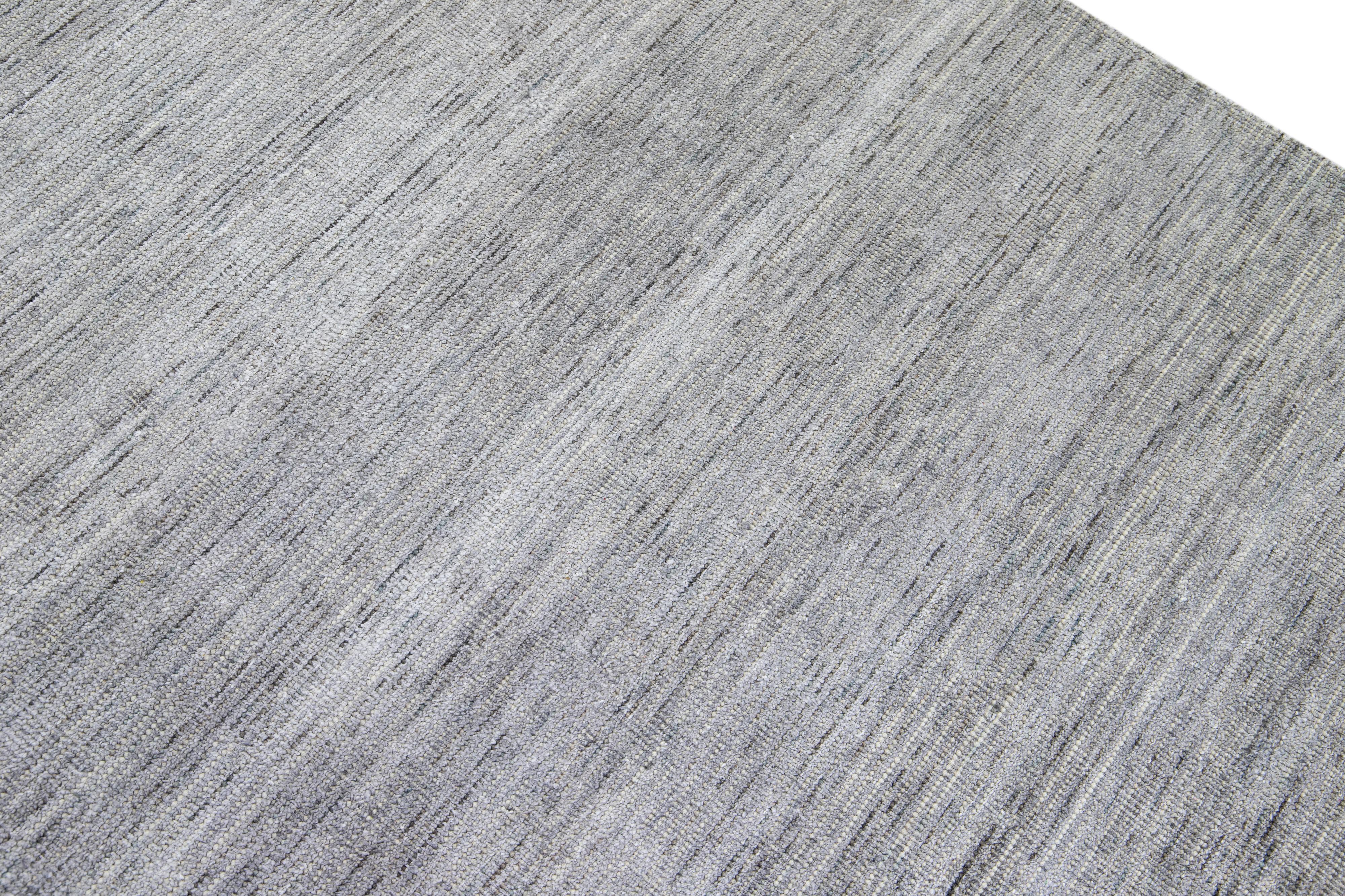 Moderner moderner Apadana's Groove Bambus/Seide Handgefertigter grauer Teppich im Angebot 5