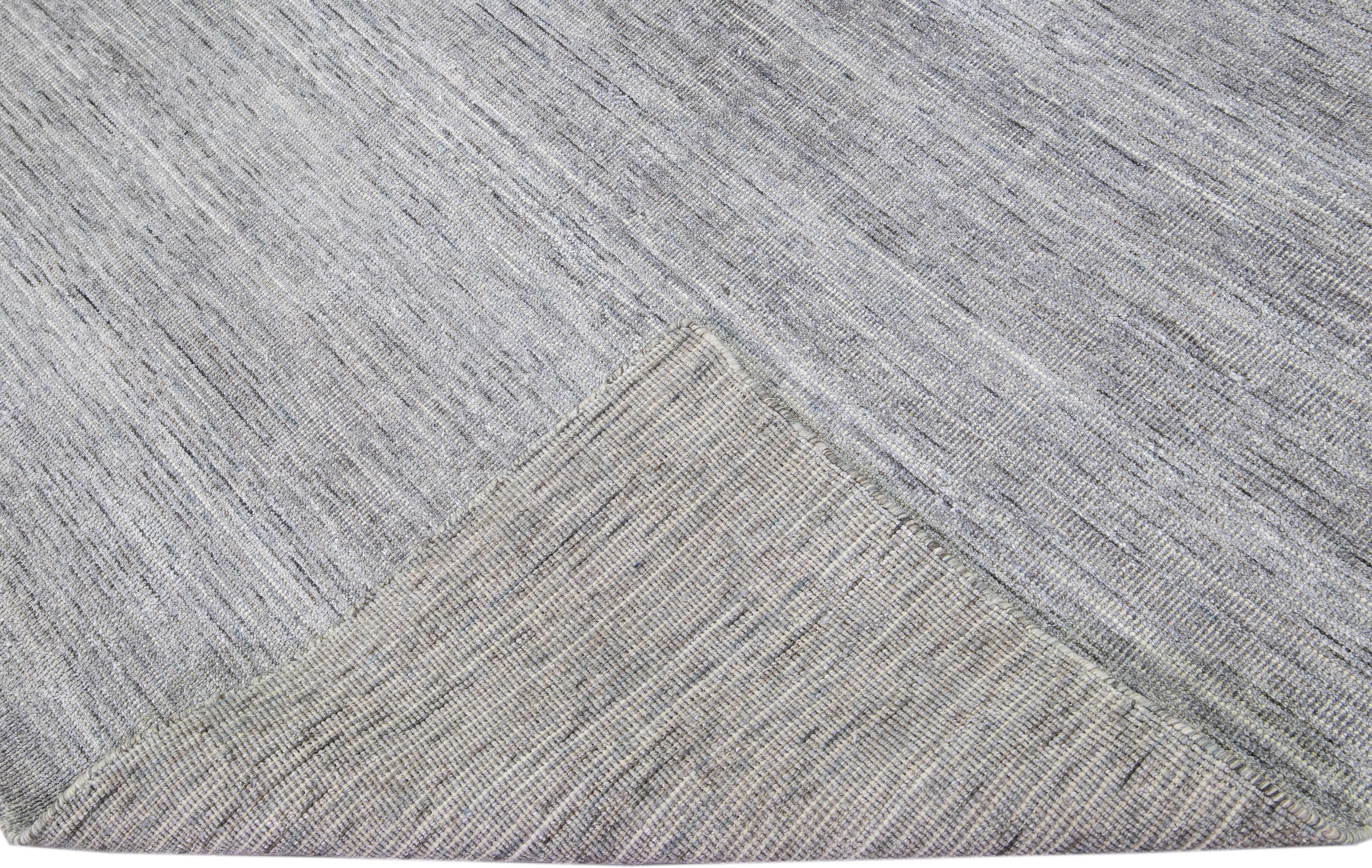 Schöner handgefertigter indischer Rillenteppich aus Bambus und Seide von Apadanas mit grauem Feld. Dieser Teppich aus der Groove-Kollektion hat ein durchgängig unifarbenes Muster.

Dieser Teppich misst: 9' x 12'.

Kundenspezifische Farben und