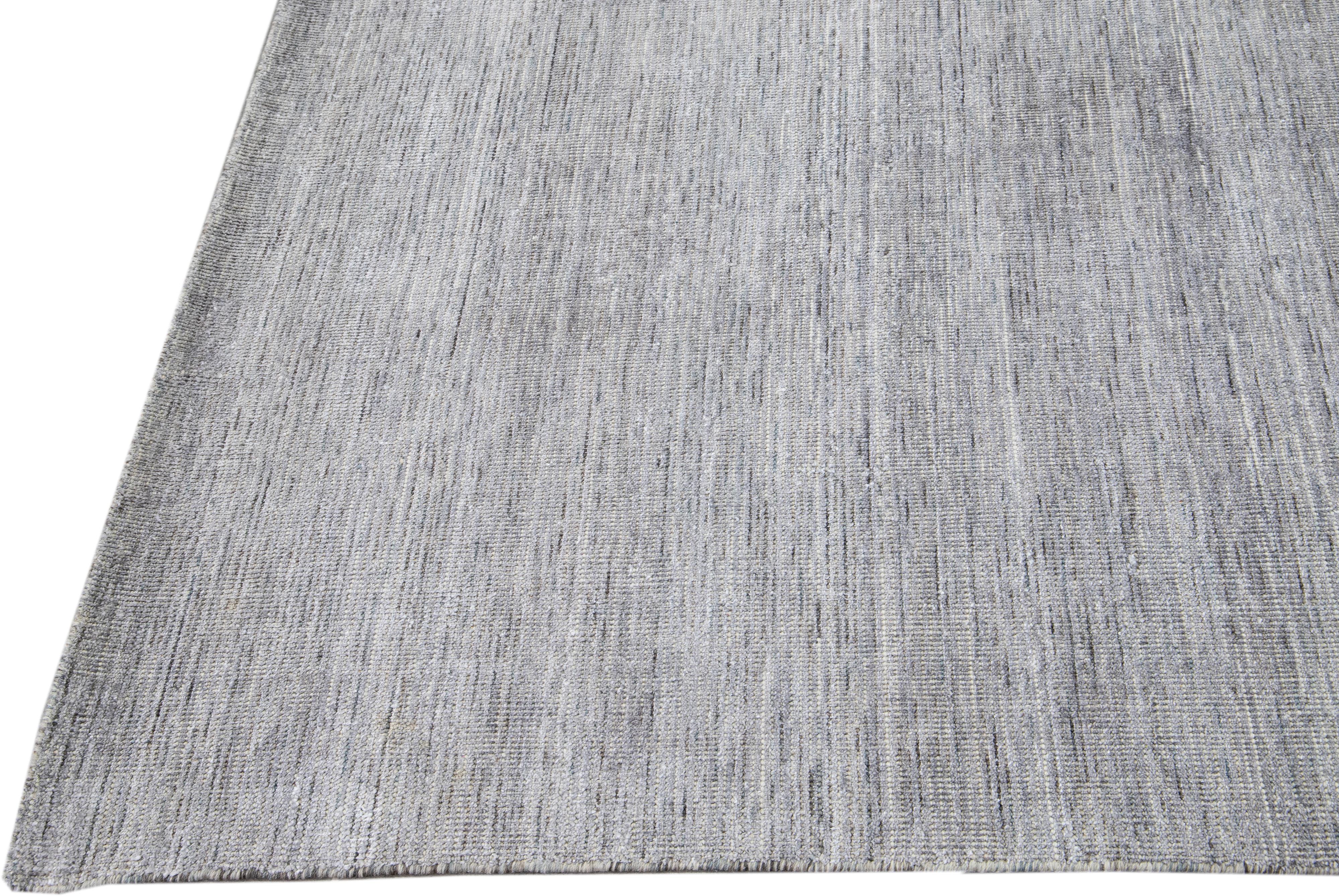 Moderner moderner Apadana's Groove Bambus/Seide Handgefertigter grauer Teppich im Zustand „Neu“ im Angebot in Norwalk, CT