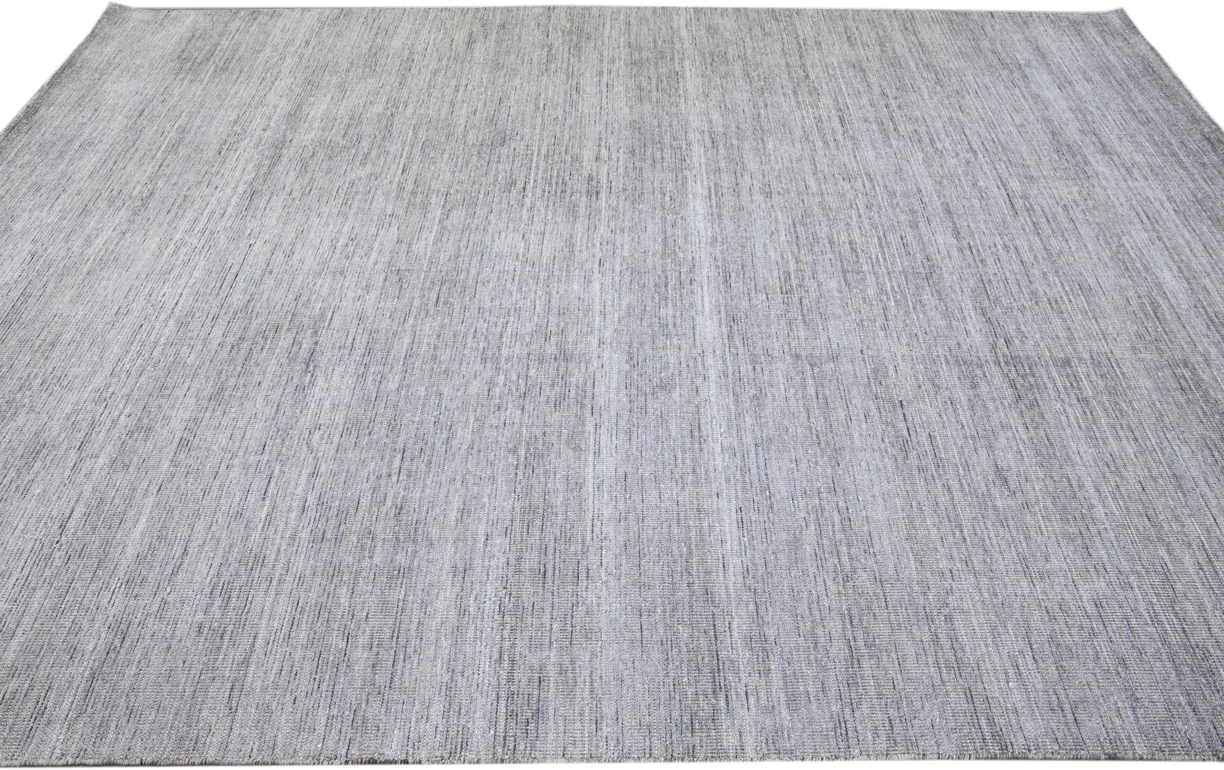 Moderner moderner Apadana's Groove Bambus/Seide Handgefertigter grauer Teppich (21. Jahrhundert und zeitgenössisch) im Angebot