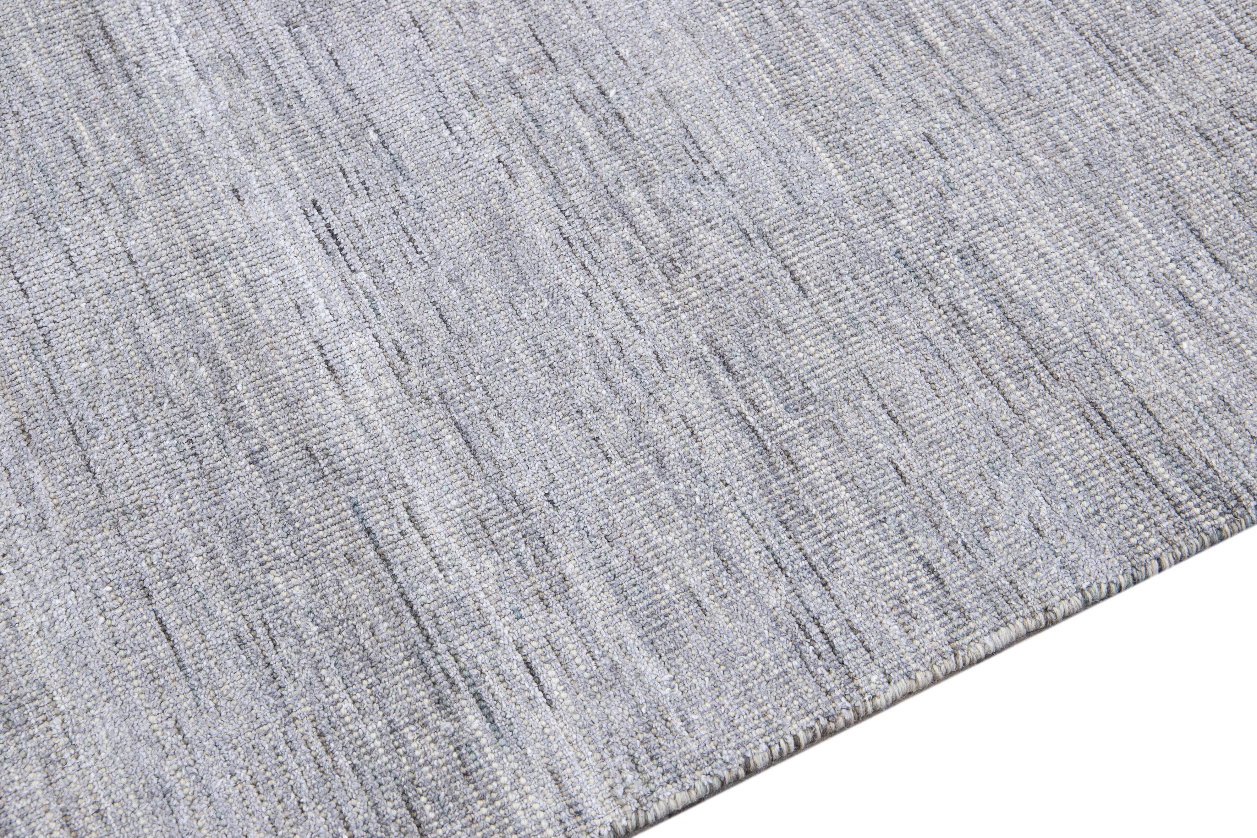 Moderner moderner Apadana's Groove Bambus/Seide Handgefertigter grauer Teppich im Angebot 1