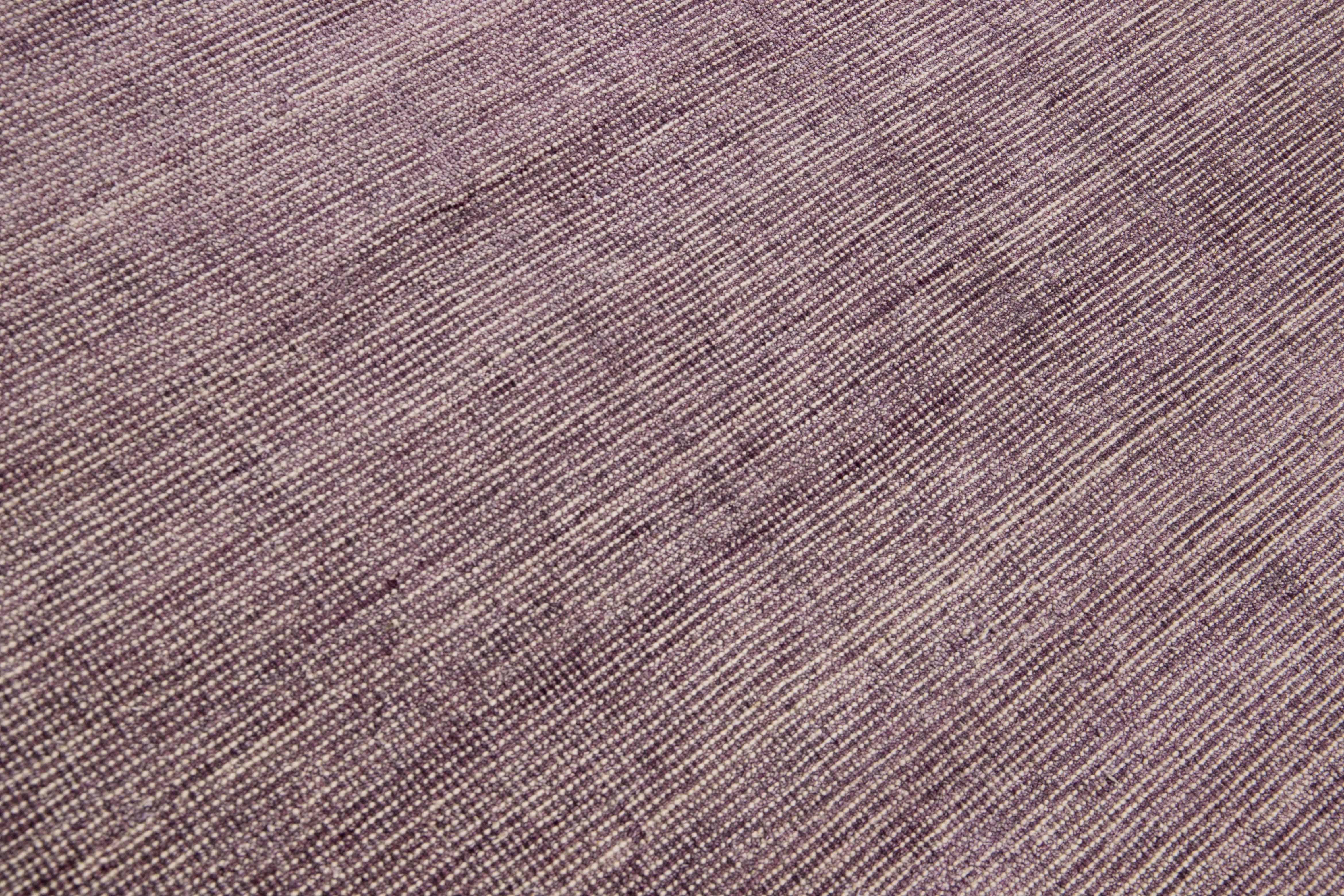 Tapis moderne Apadana's Groove pourpre bambou/soie fait à la main en vente 2