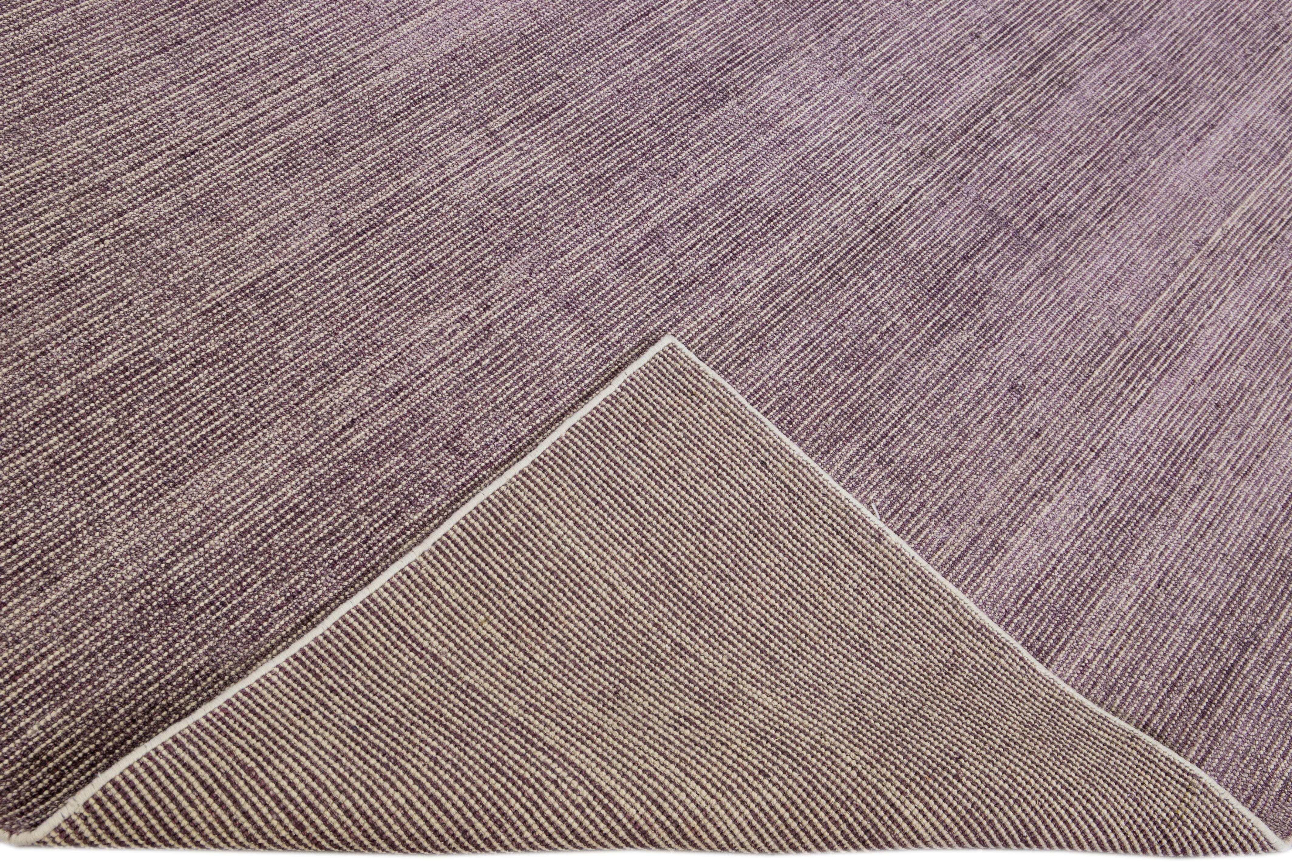 Magnifique tapis indien en bambou et soie d'Apadanas, fait à la main, avec le champ violet. Ce tapis de la collection Groove présente un motif uni sur toute sa surface.

Ce tapis mesure : 10'8