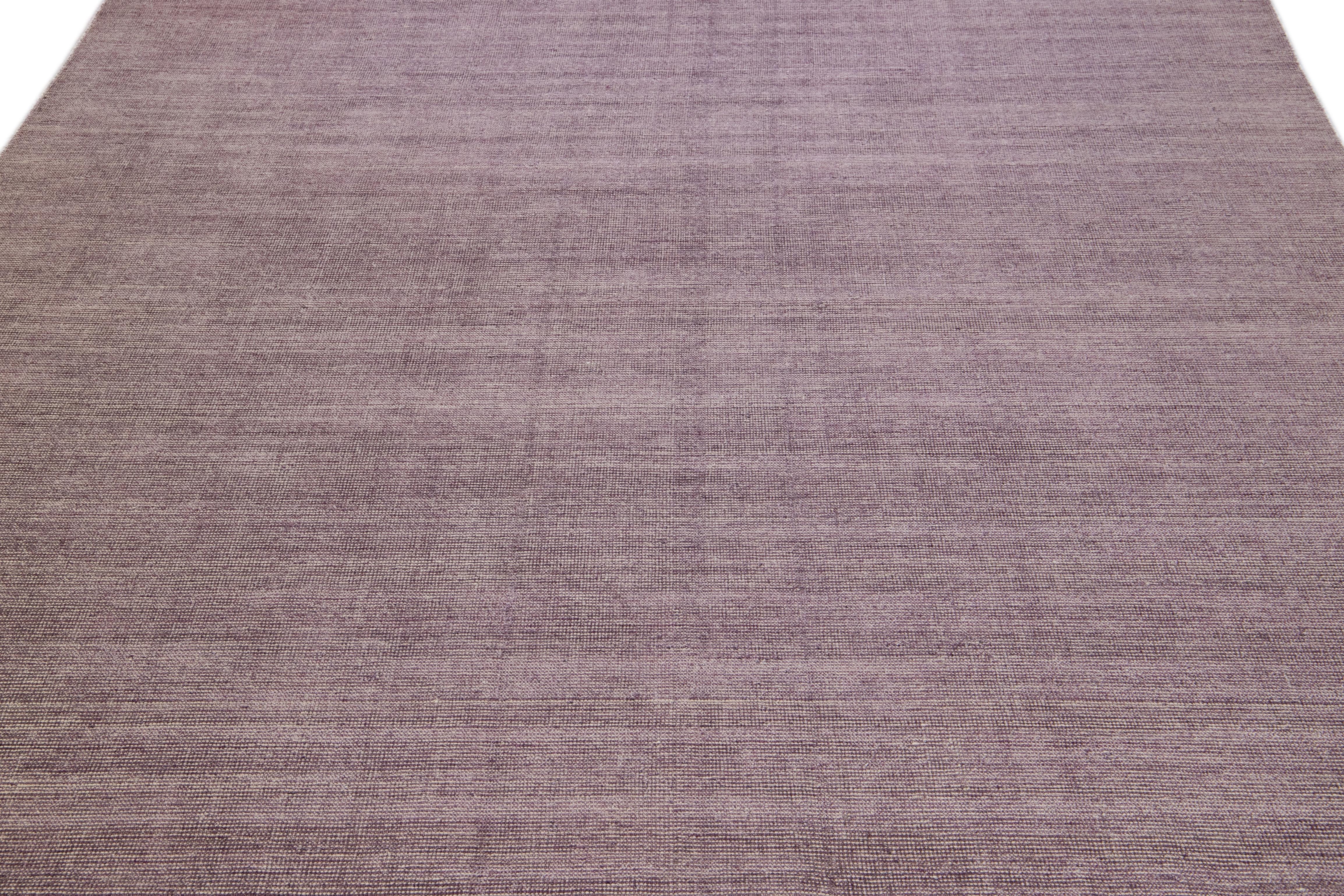 Moderne Tapis moderne Apadana's Groove pourpre bambou/soie fait à la main en vente