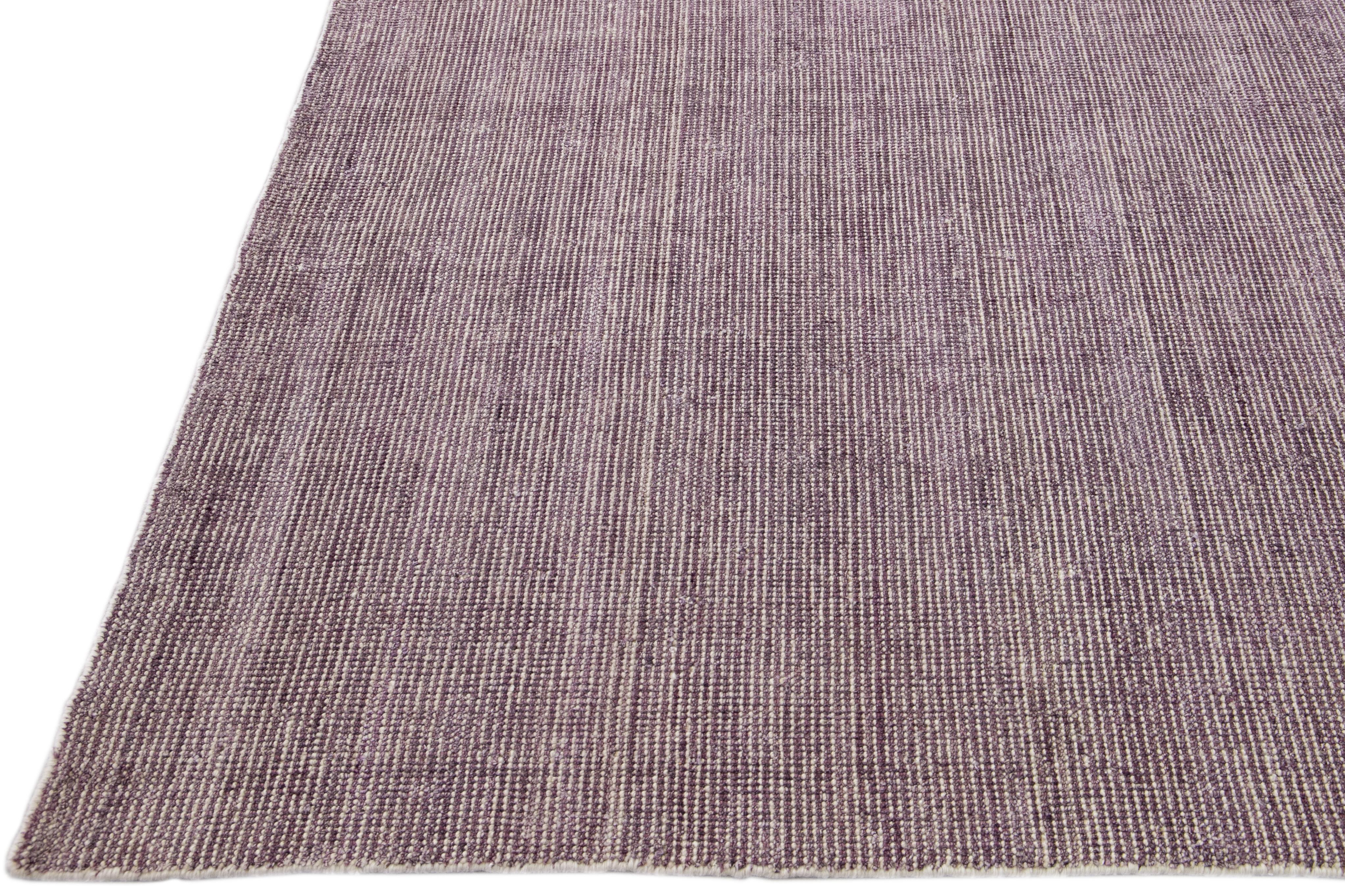 Indien Tapis moderne Apadana's Groove pourpre bambou/soie fait à la main en vente