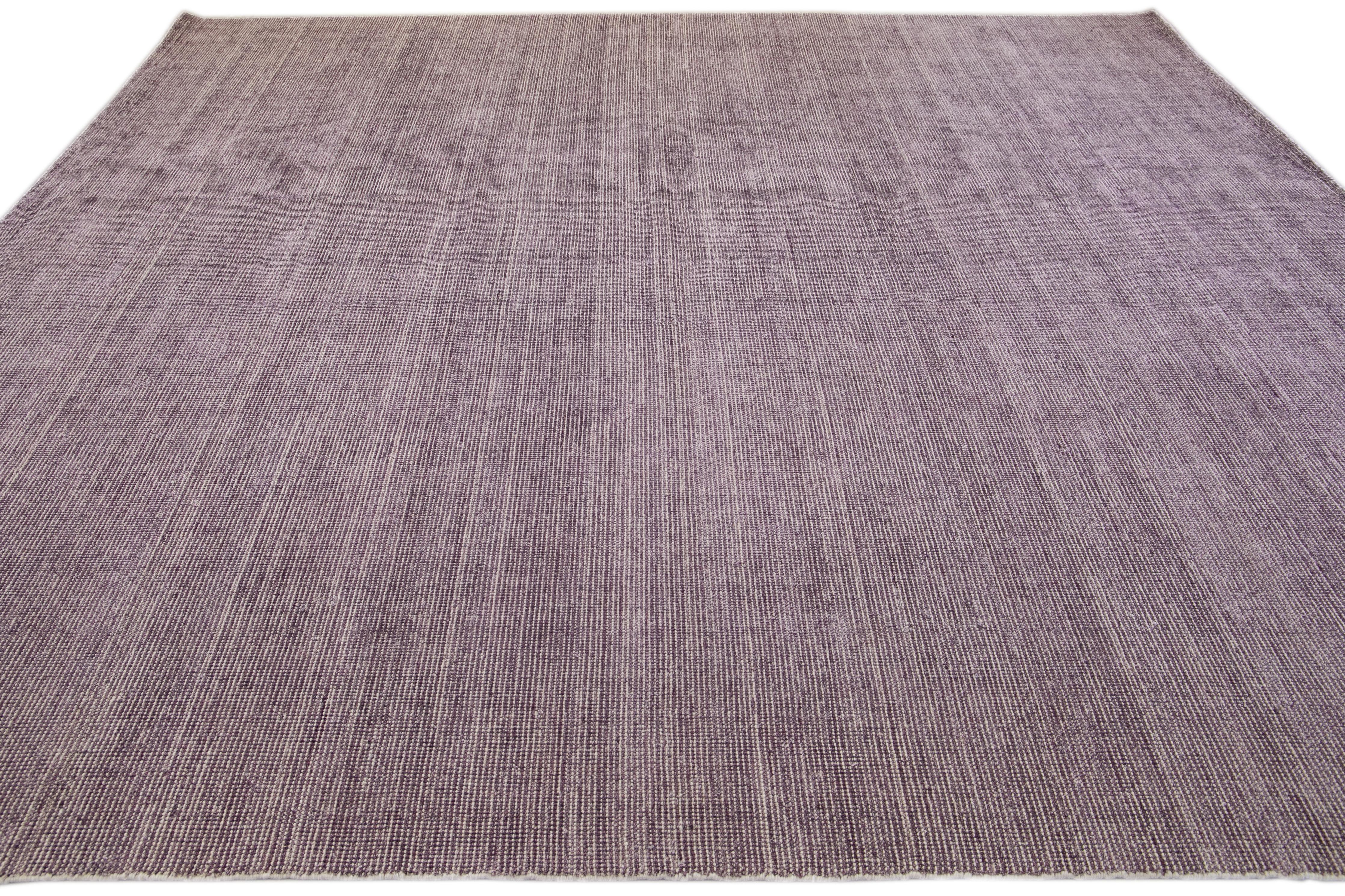 Tapis moderne Apadana's Groove pourpre bambou/soie fait à la main Neuf - En vente à Norwalk, CT