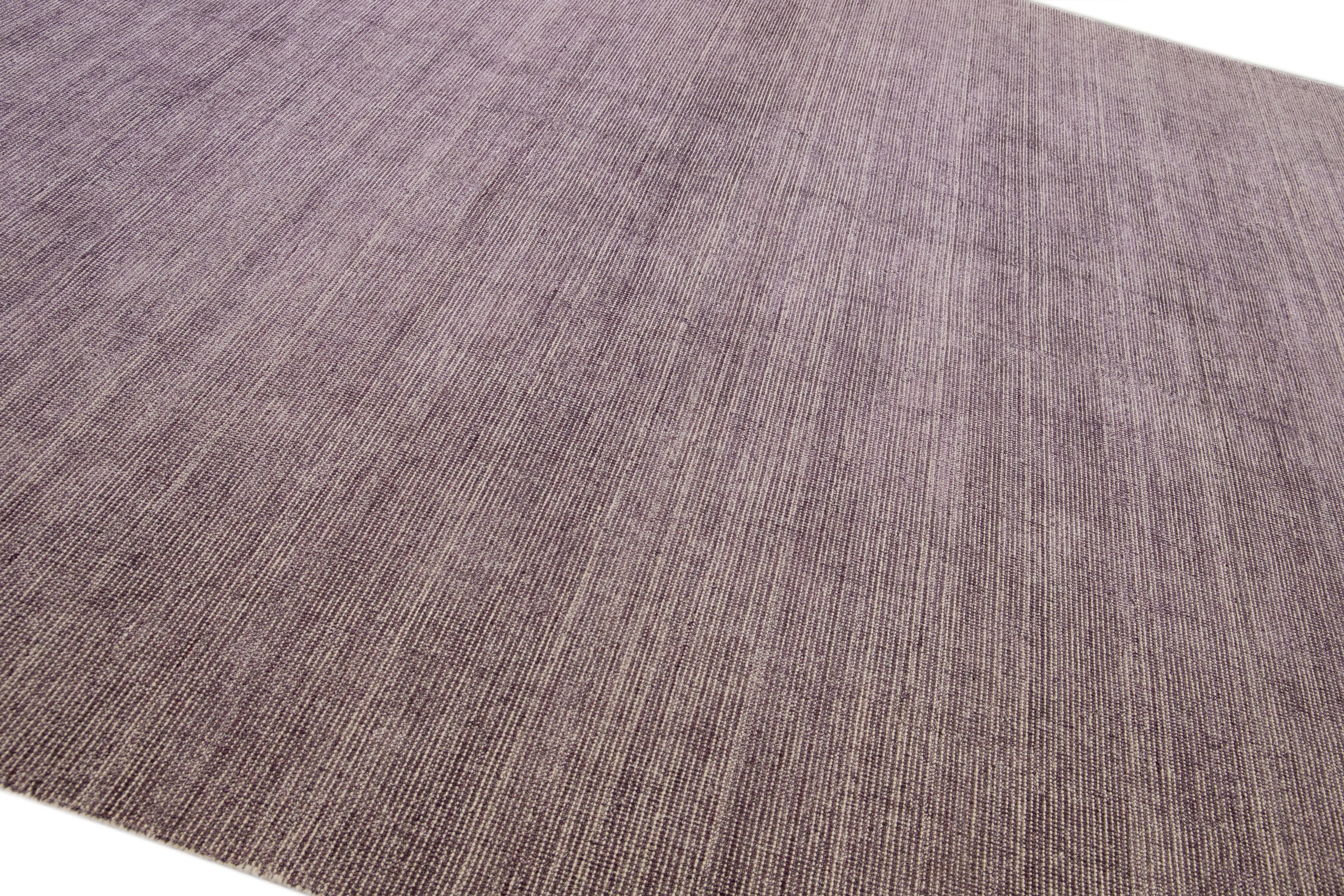 Laine Tapis moderne Apadana's Groove pourpre bambou/soie fait à la main en vente