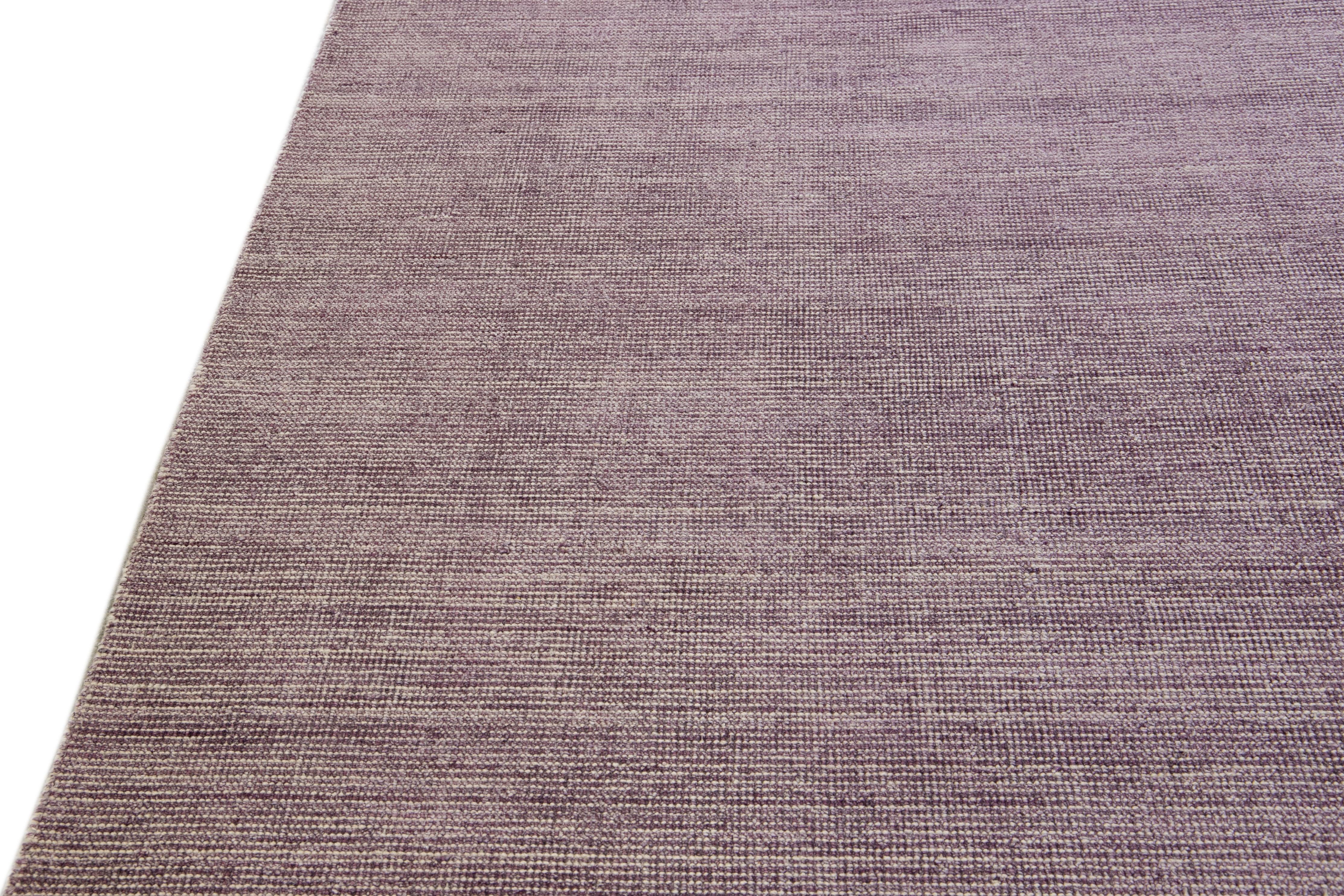 Tapis moderne Apadana's Groove pourpre bambou/soie fait à la main en vente 1