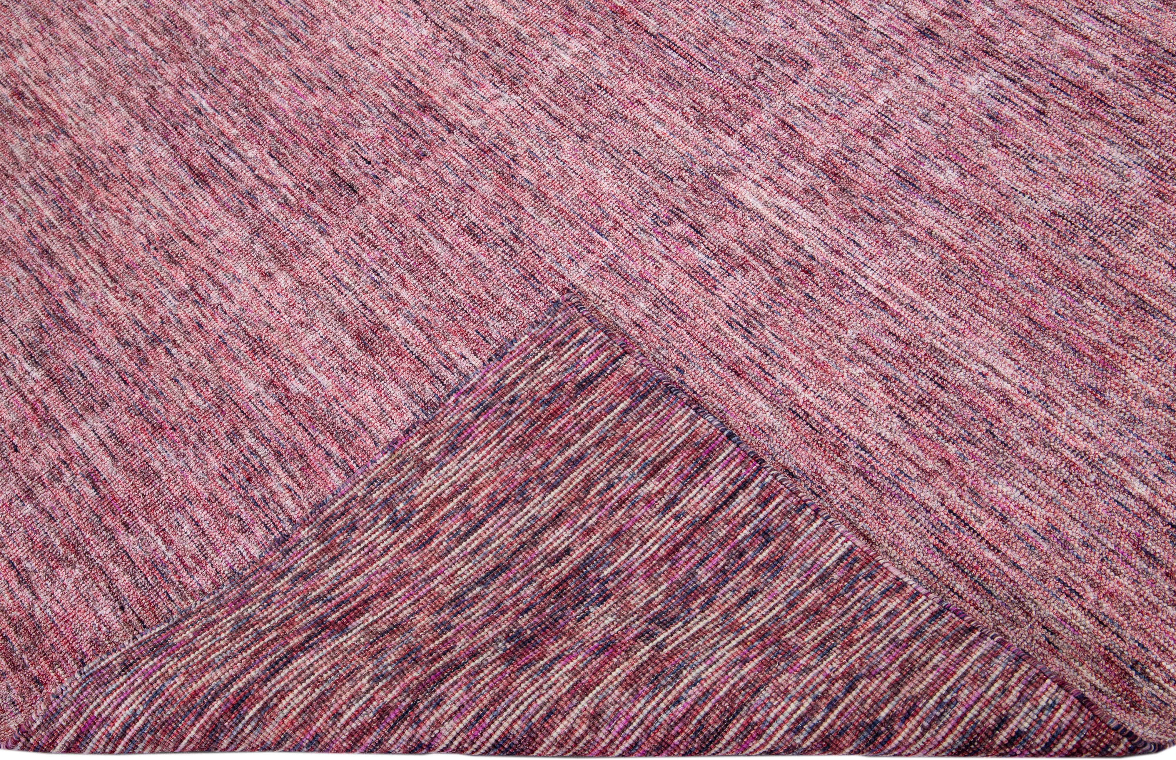 Schöner handgefertigter indischer Rillenteppich aus Bambus und Seide von Apadanas mit rotem Feld. Dieser Teppich aus der Groove-Kollektion hat ein durchgängig unifarbenes Muster.

Dieser Teppich misst: 9' x 12'.

Kundenspezifische Farben und