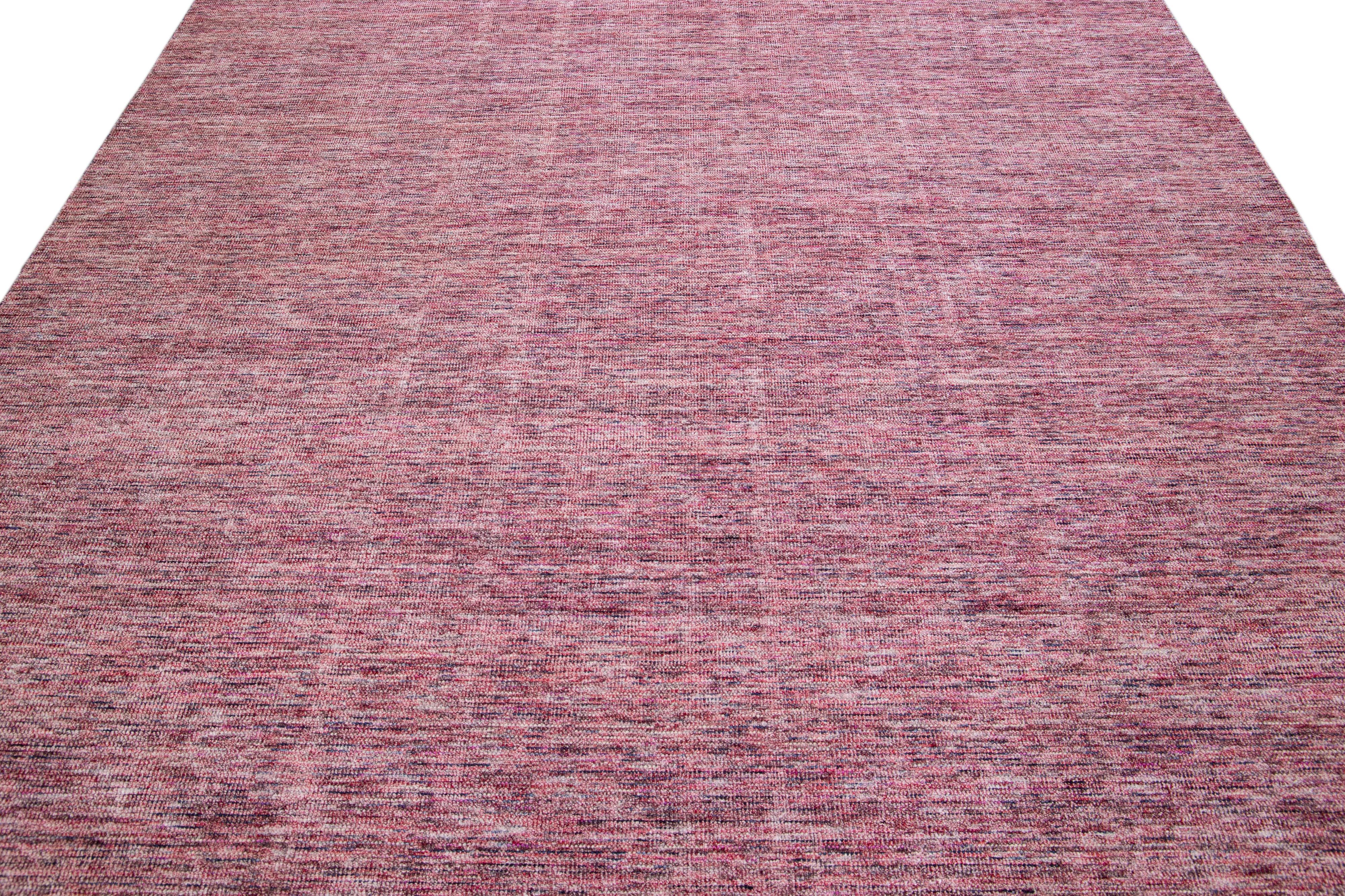 Moderner moderner Apadana's Groove Bambus/Seide Handgefertigter roter Teppich (Indisch) im Angebot