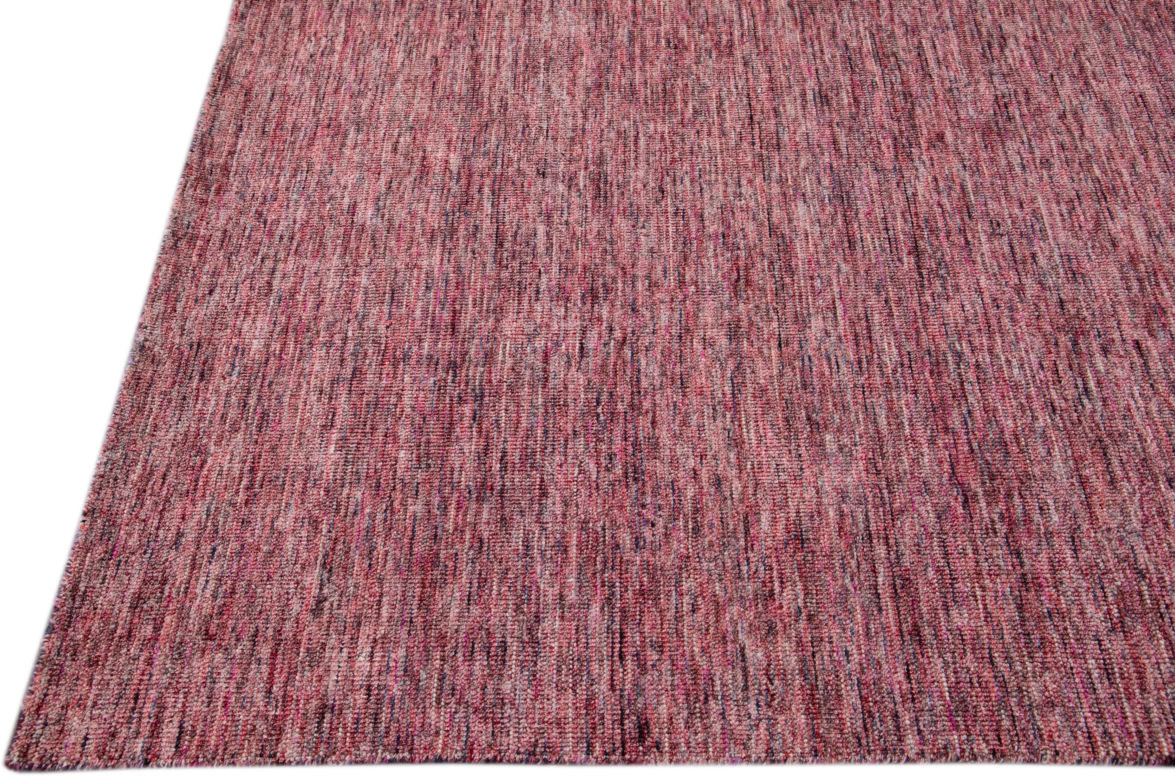Indiano Tappeto moderno Apadana's Groove Bamboo/Silk fatto a mano rosso in vendita