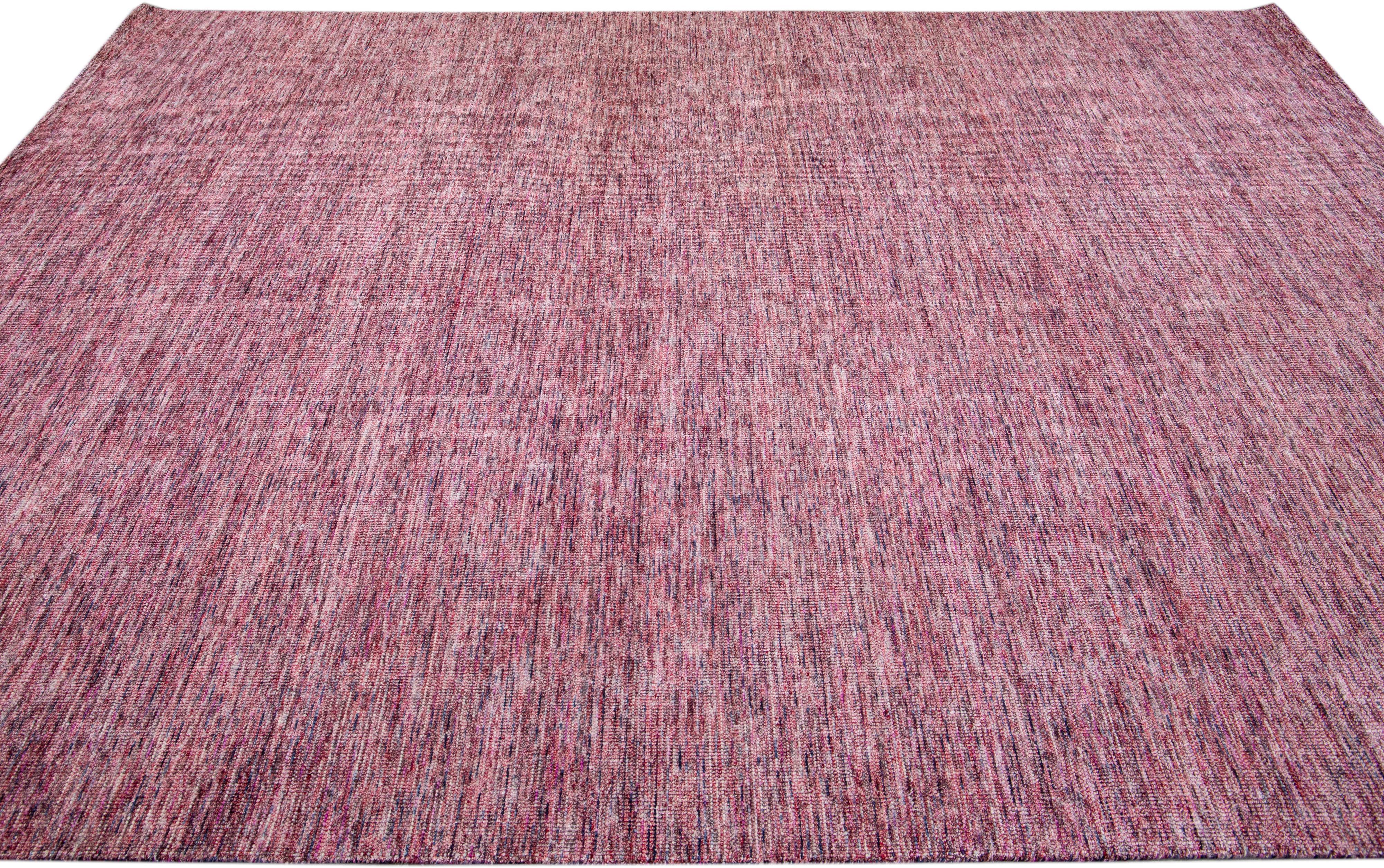 Moderner moderner Apadana's Groove Bambus/Seide Handgefertigter roter Teppich (21. Jahrhundert und zeitgenössisch) im Angebot