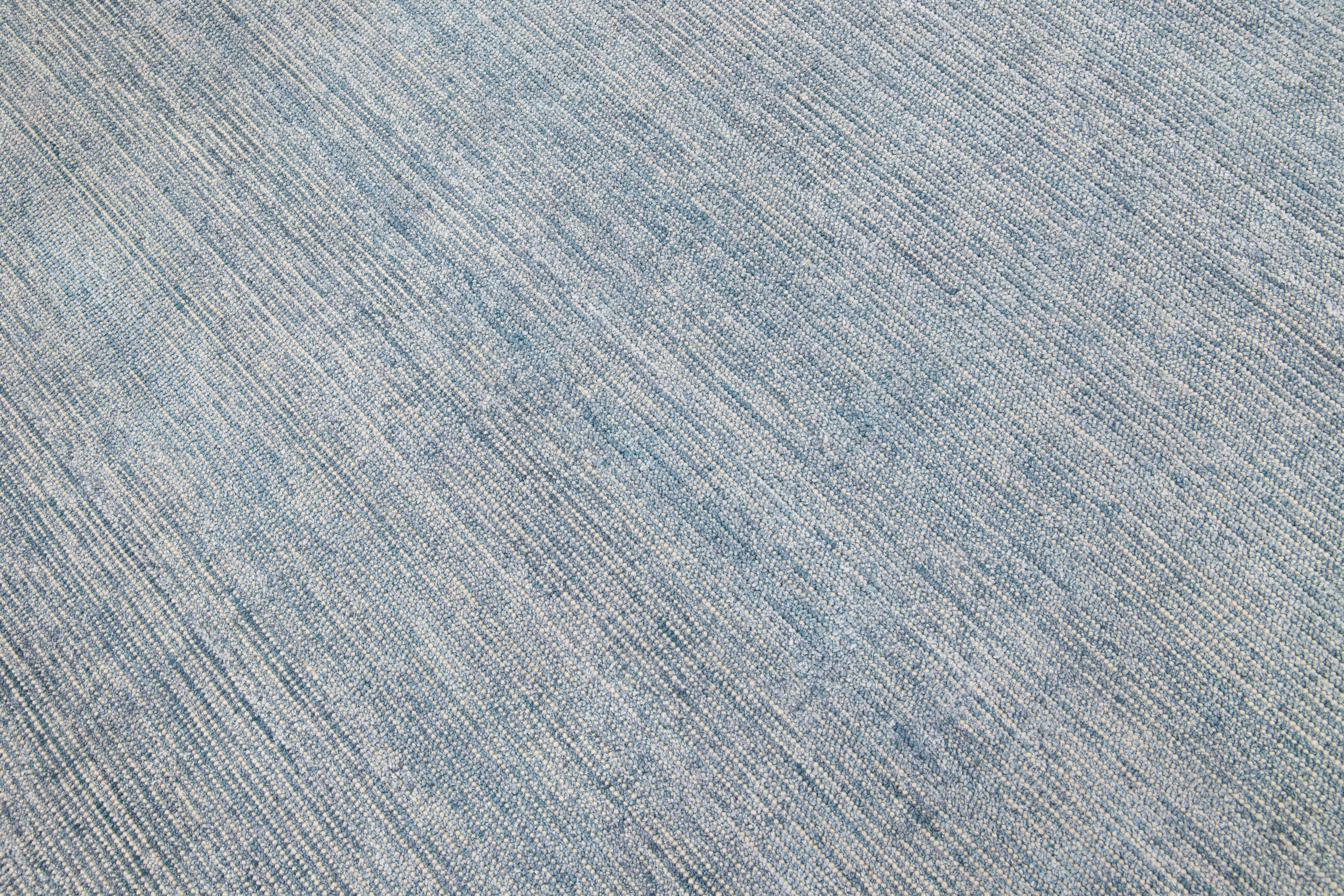 Moderner Apadana's Groove Bambus/Seide Handgefertigter Teppich in Hellblau im Zustand „Neu“ im Angebot in Norwalk, CT