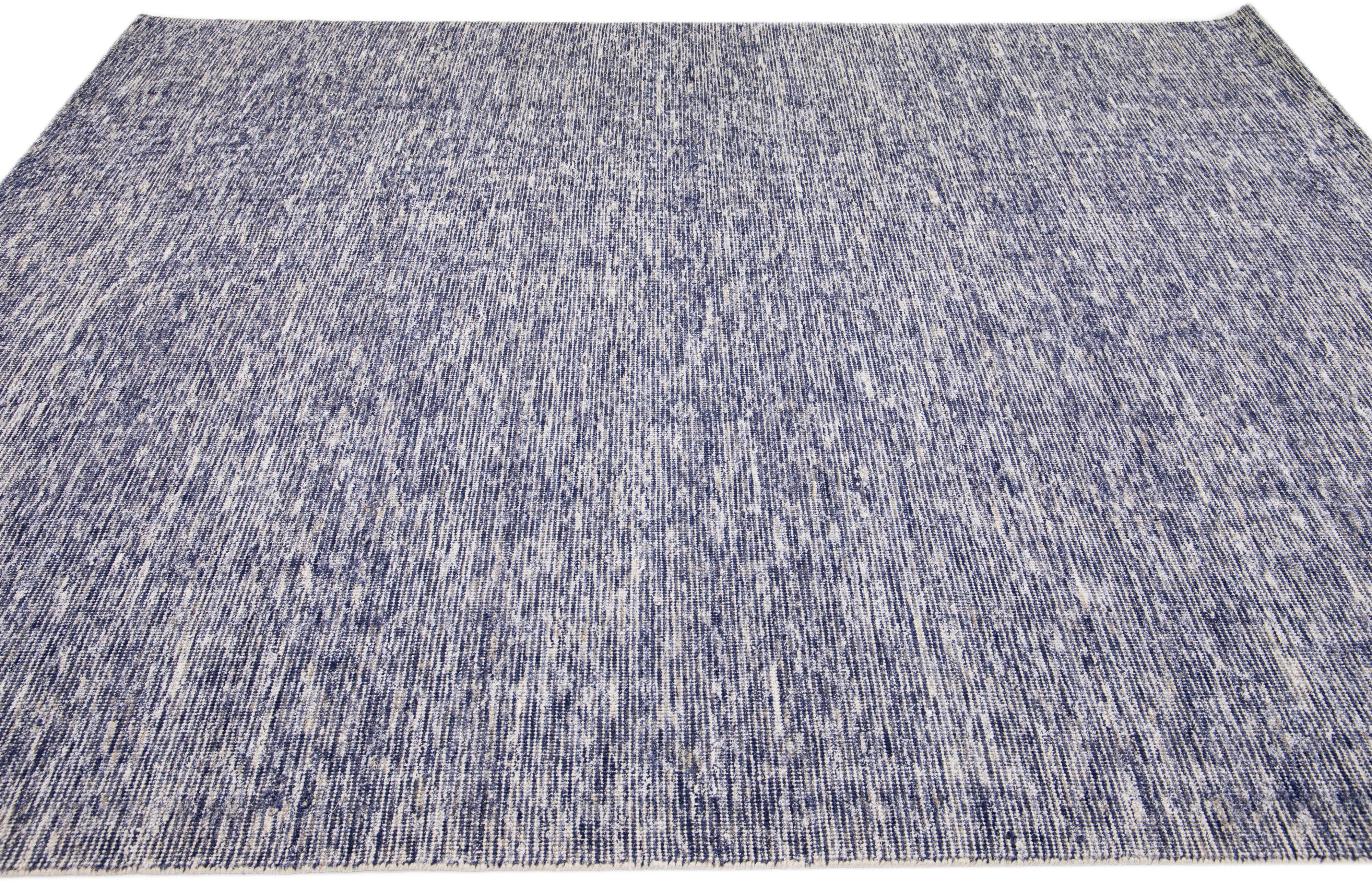 Wunderschöner handgefertigter indischer Rillenteppich aus Bambus und Seide von Apadanas mit einem marineblauen Feld. Dieser Teppich aus der Groove Collection hat ein unifarbenes Allover-Muster.

Dieser Teppich misst 8' x 10'.

Kundenspezifische