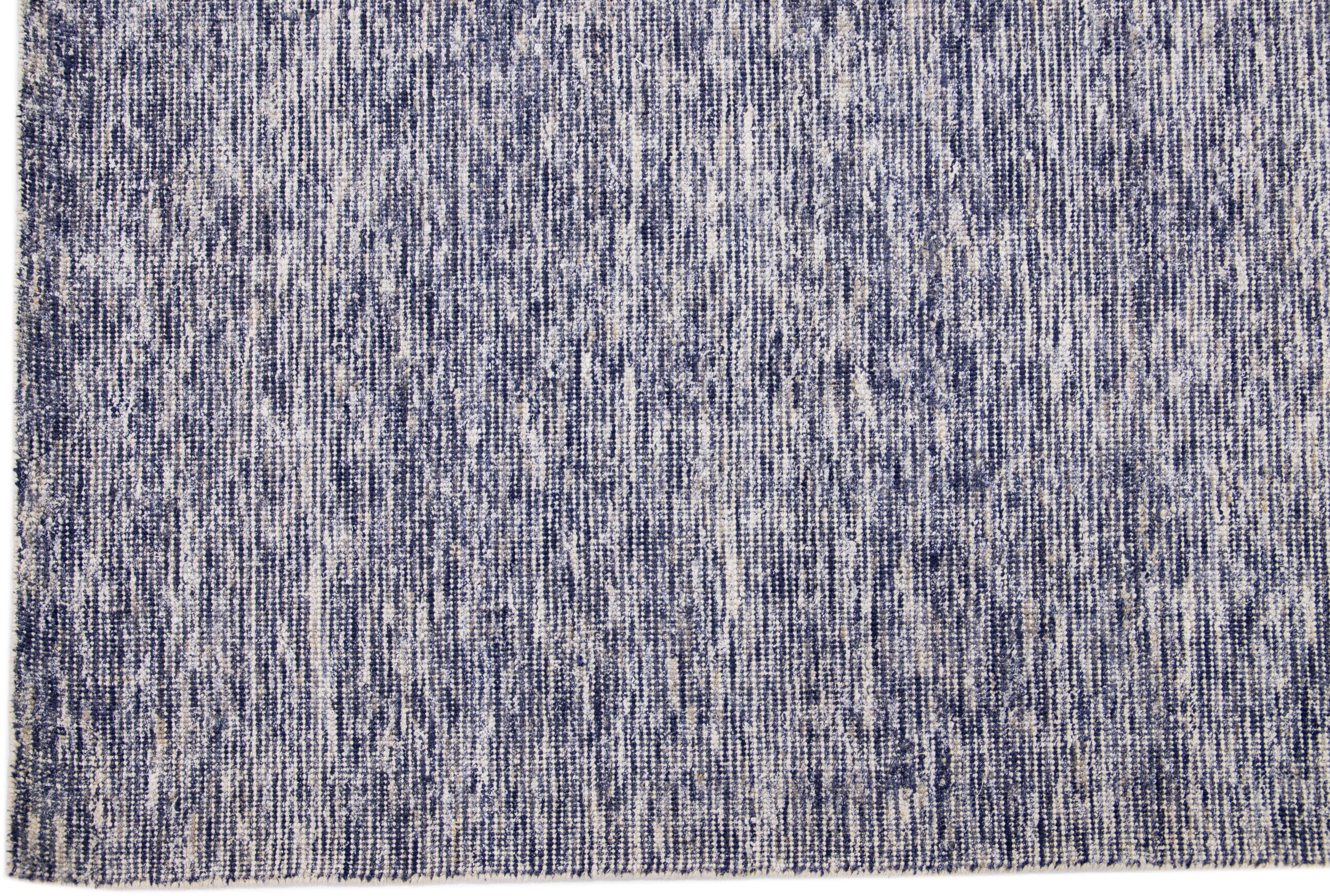 Moderner Apadana's Groove Bambus/Seide Handgefertigter Teppich in Marineblau (Indisch) im Angebot