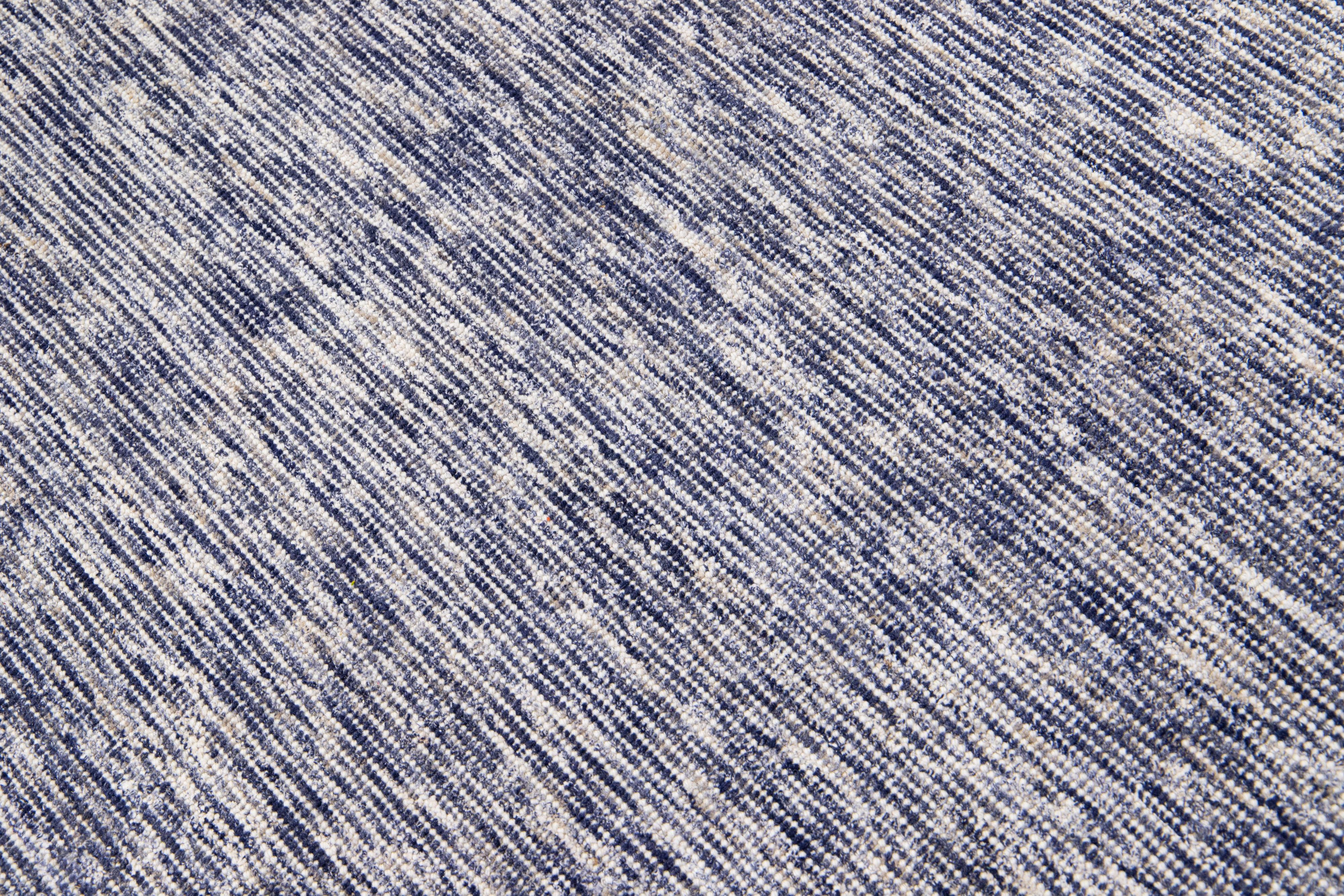 Moderner Apadana's Groove Bambus/Seide Handgefertigter Teppich in Marineblau im Zustand „Neu“ im Angebot in Norwalk, CT