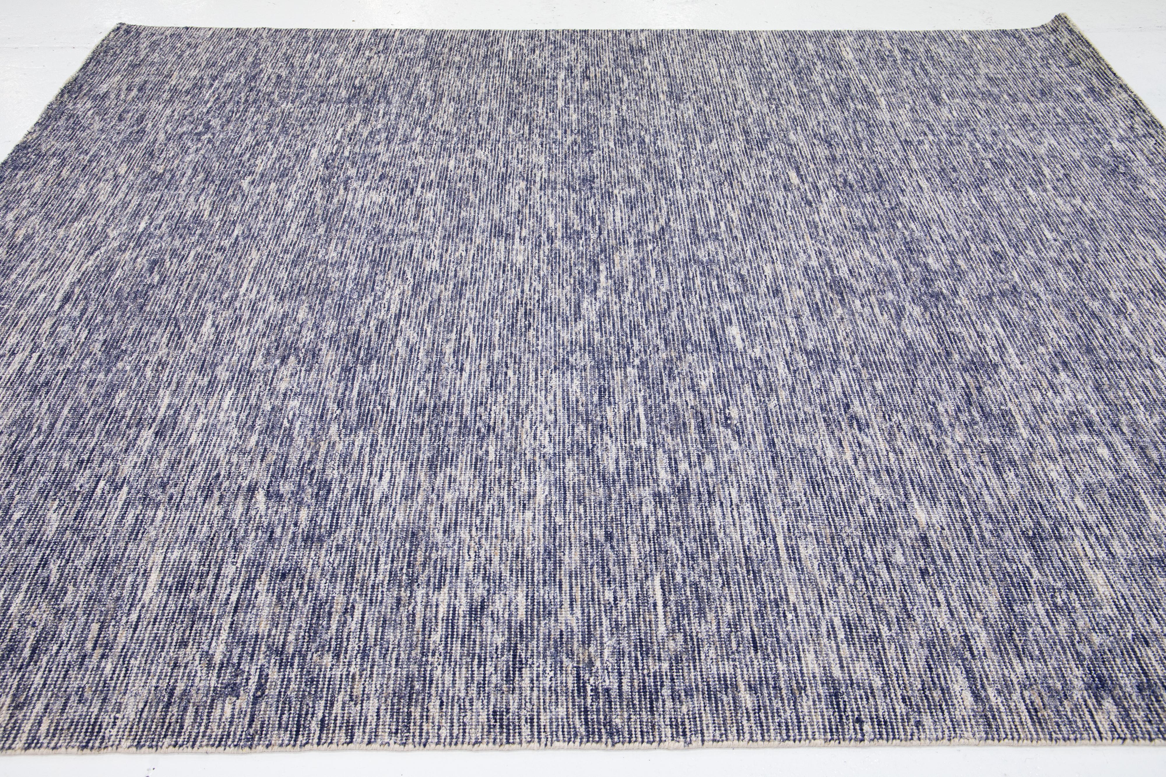 Moderner Apadana's Groove Bambus/Seide Handgefertigter Teppich in Marineblau (21. Jahrhundert und zeitgenössisch) im Angebot