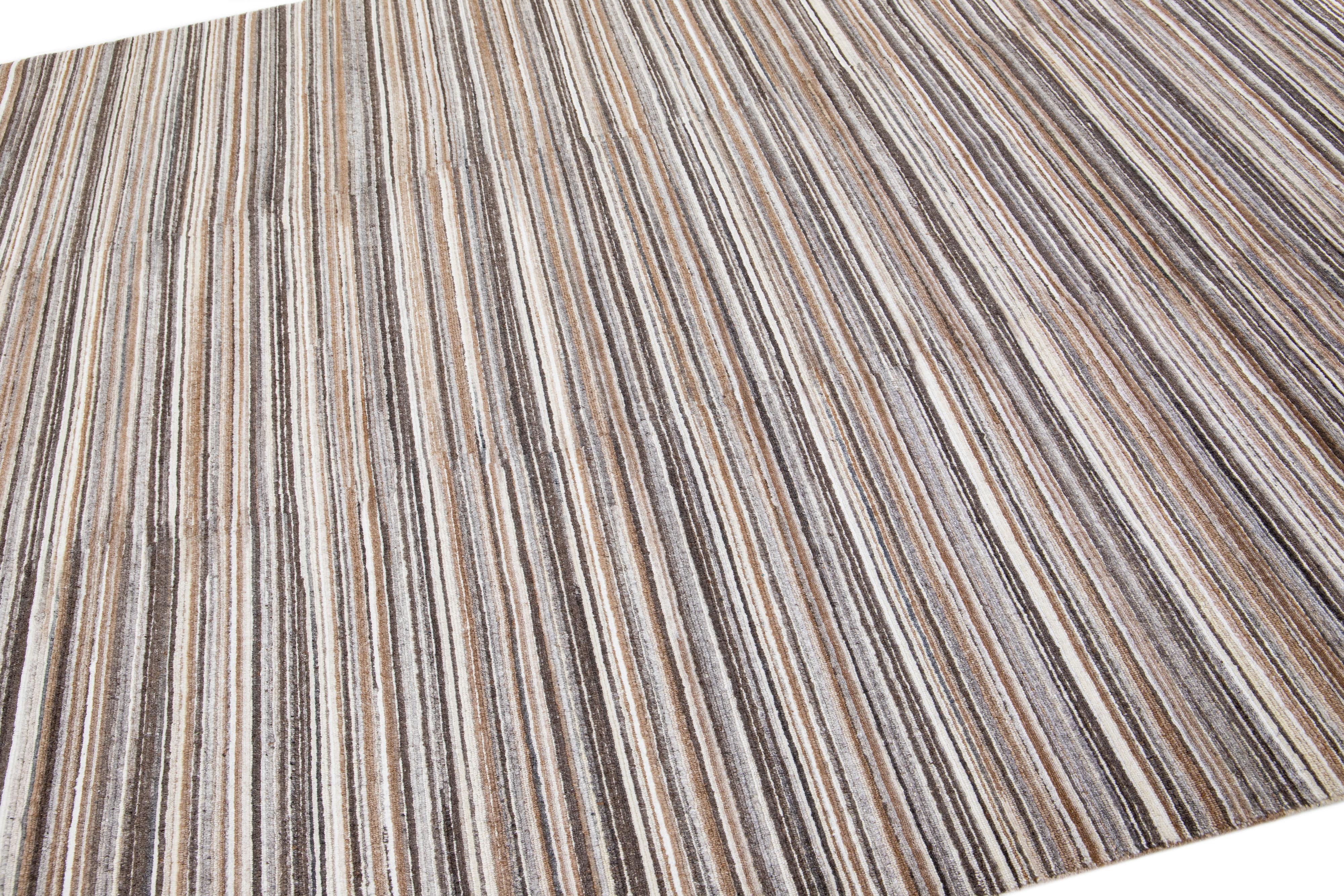 Moderner handgefertigter Apadana's Groove Teppich aus braunem Bambus/Seide mit Streifenmotiv (Indisch) im Angebot