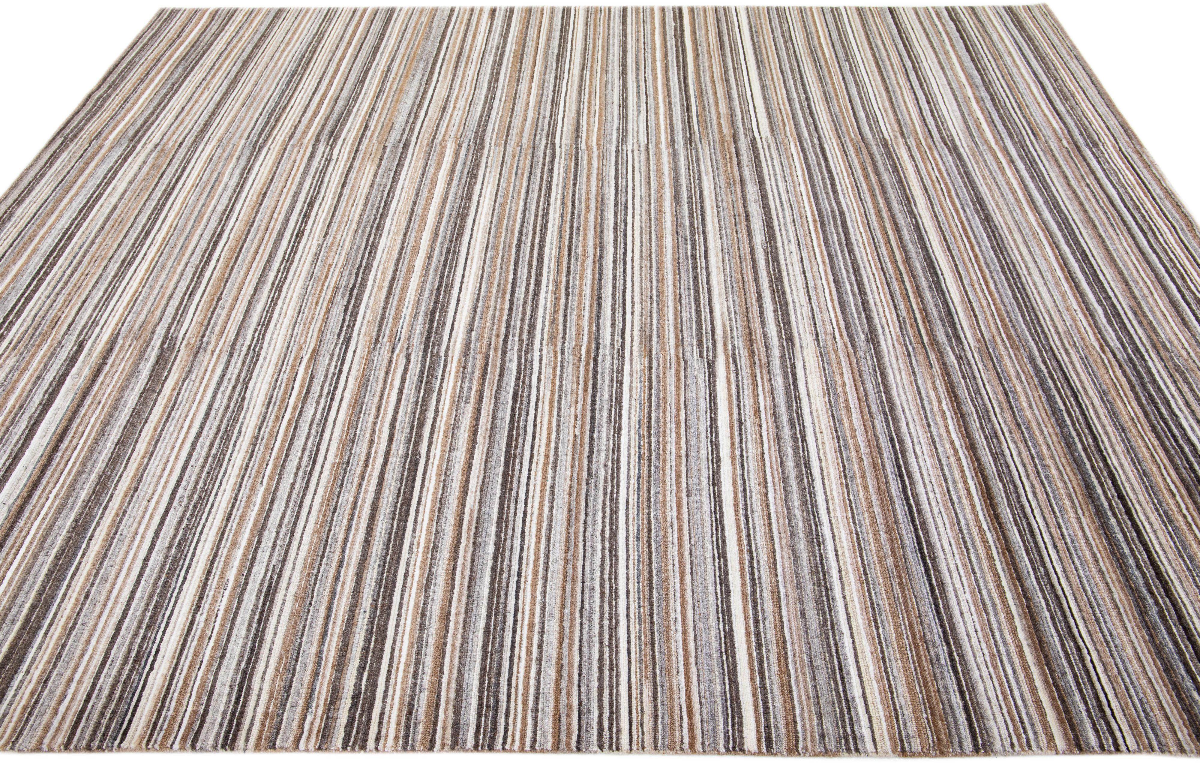 Moderner handgefertigter Apadana's Groove Teppich aus braunem Bambus/Seide mit Streifenmotiv (Handgefertigt) im Angebot