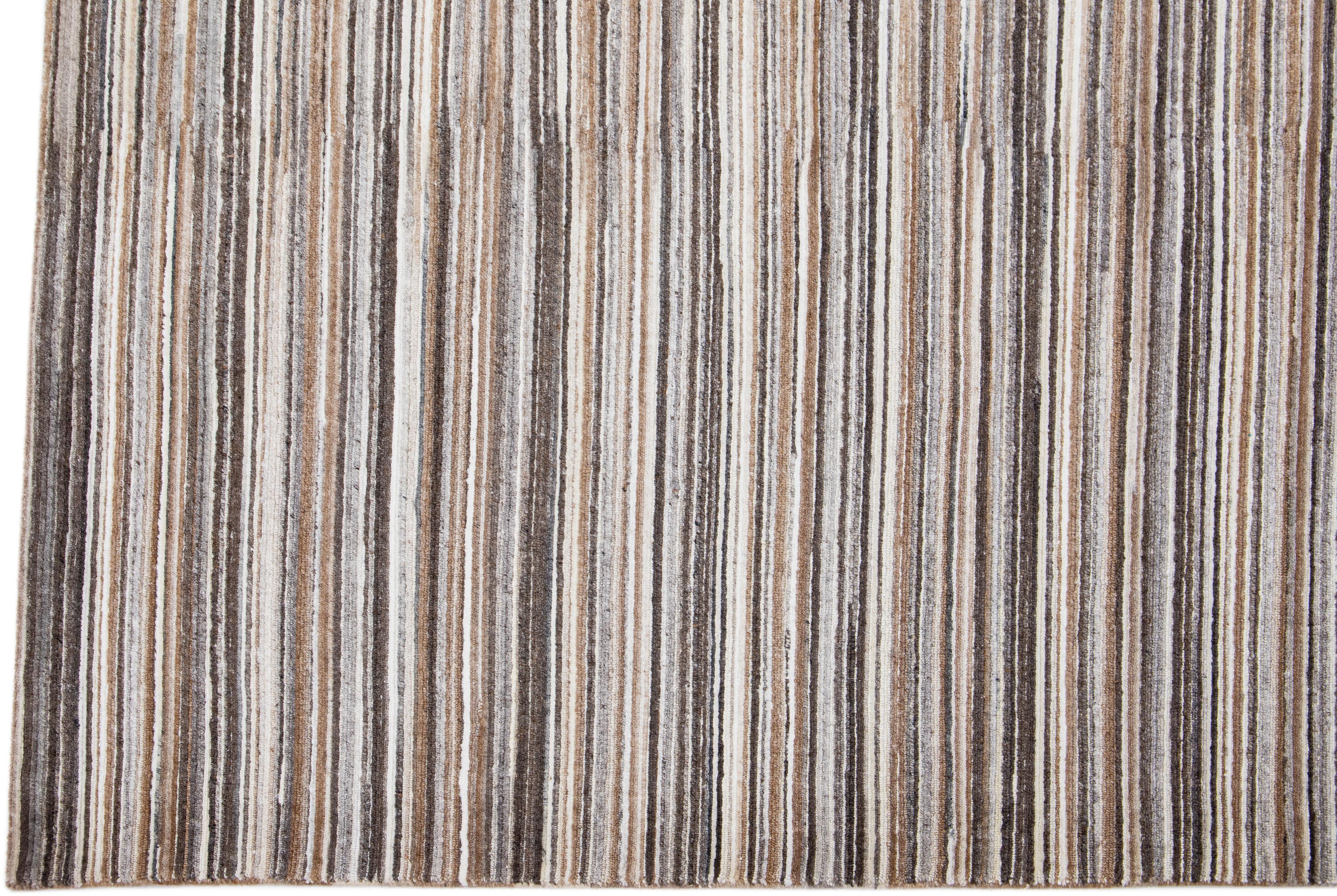 Moderner handgefertigter Apadana's Groove Teppich aus braunem Bambus/Seide mit Streifenmotiv im Zustand „Neu“ im Angebot in Norwalk, CT
