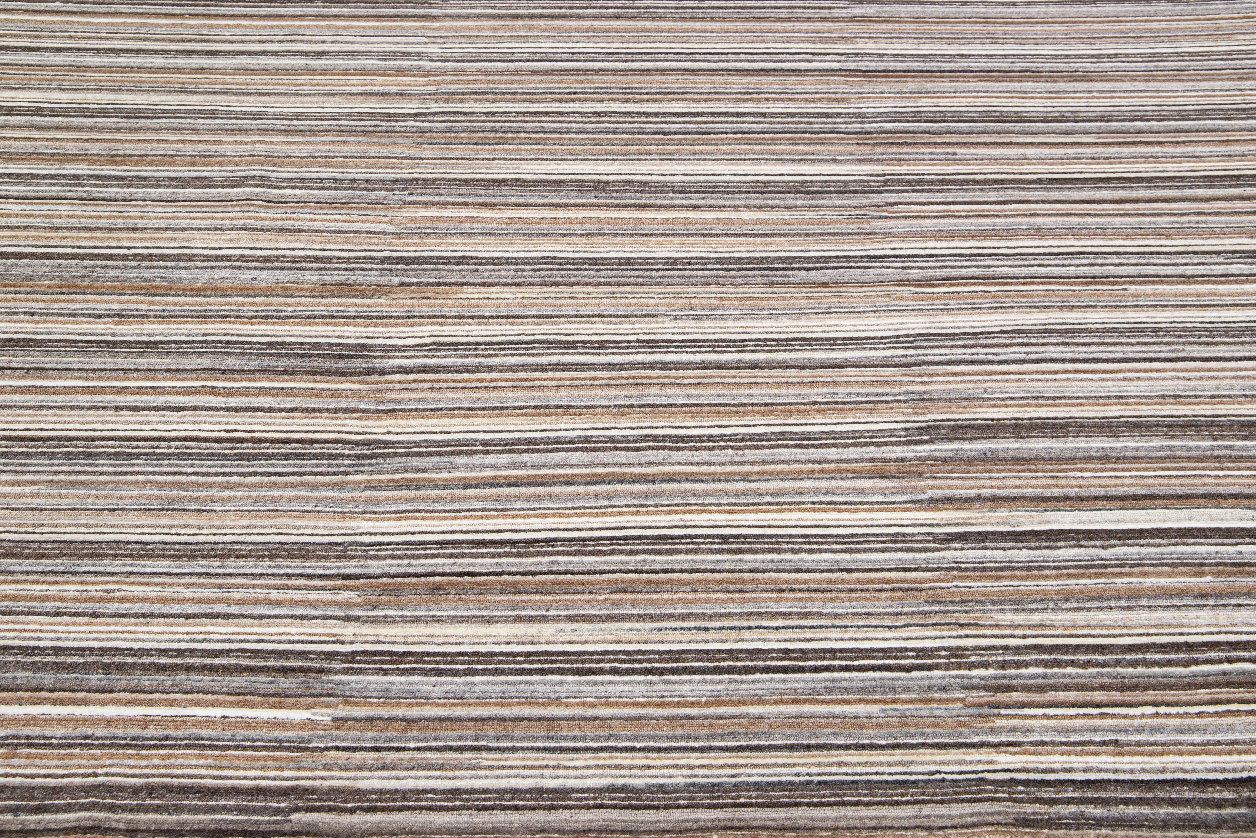 Moderner handgefertigter Apadana's Groove Teppich aus braunem Bambus/Seide mit Streifenmotiv (21. Jahrhundert und zeitgenössisch) im Angebot