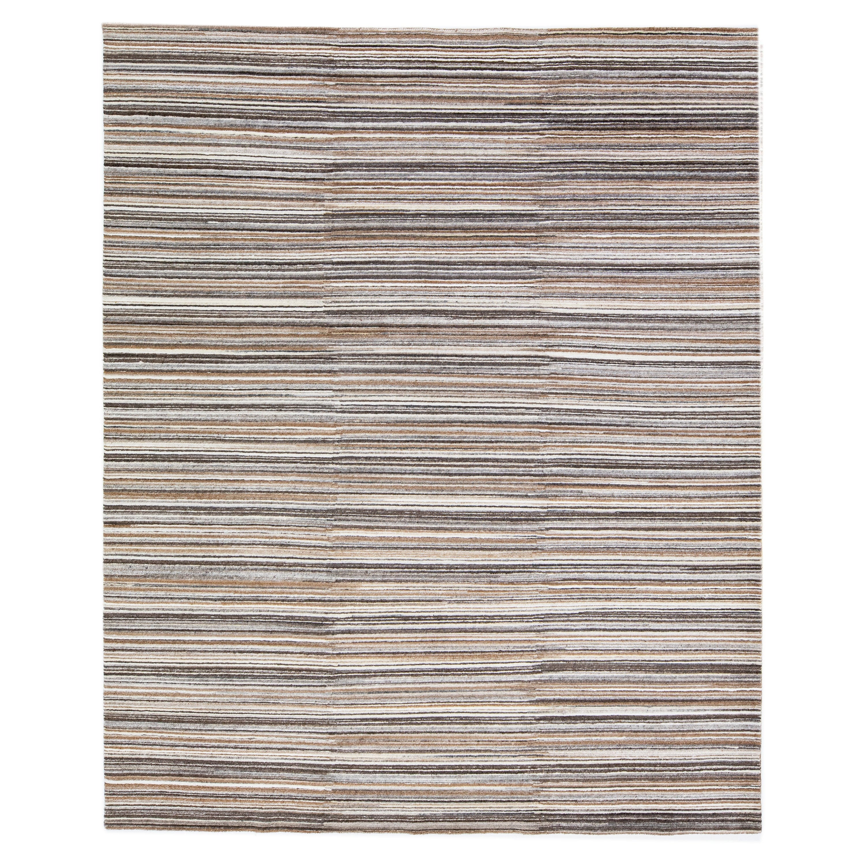 Moderner handgefertigter Apadana's Groove Teppich aus braunem Bambus/Seide mit Streifenmotiv