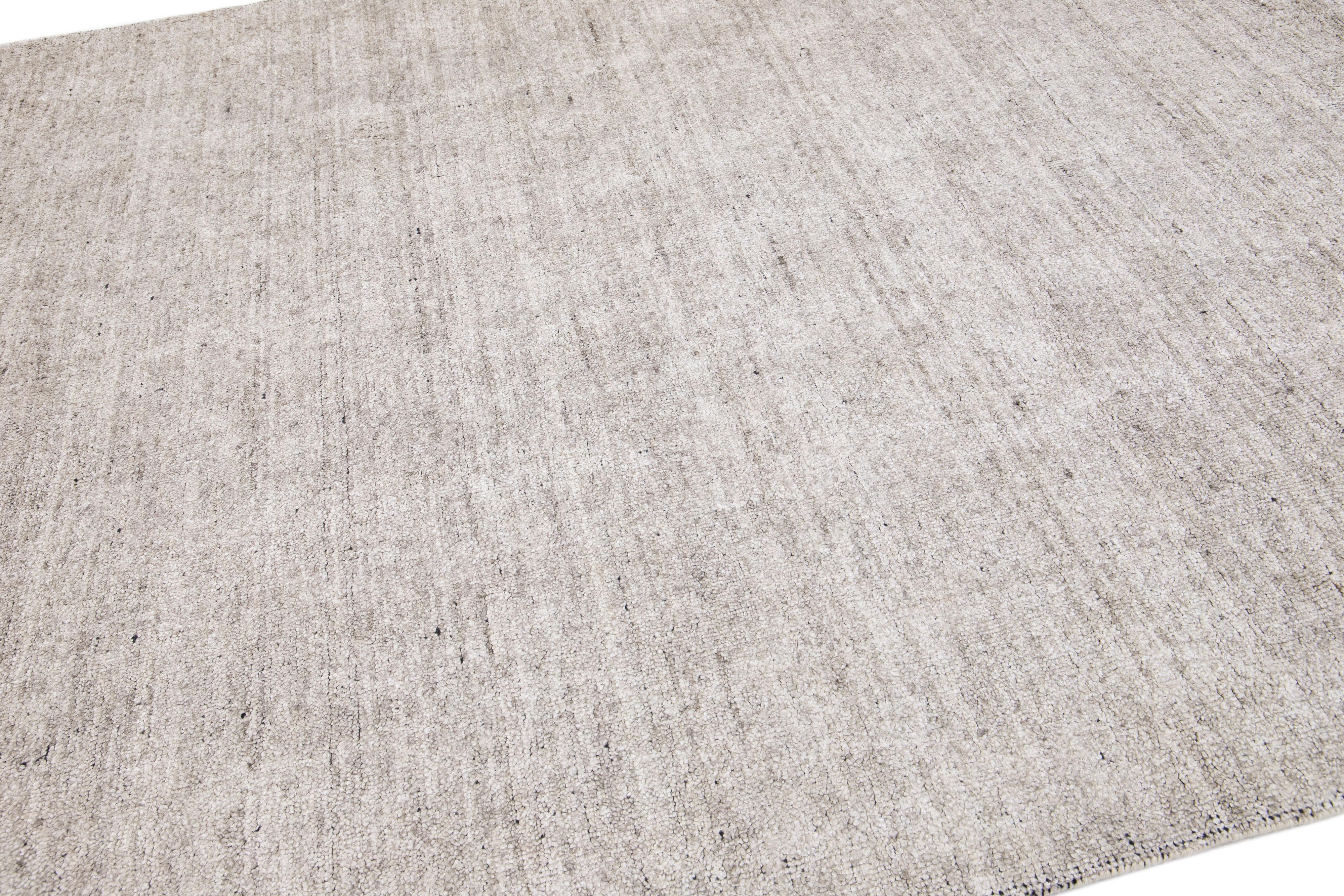 Moderner moderner Apadana's Groove Hellgrauer handgefertigter Teppich aus Bambus/Seide mit massivem Design im Zustand „Neu“ im Angebot in Norwalk, CT