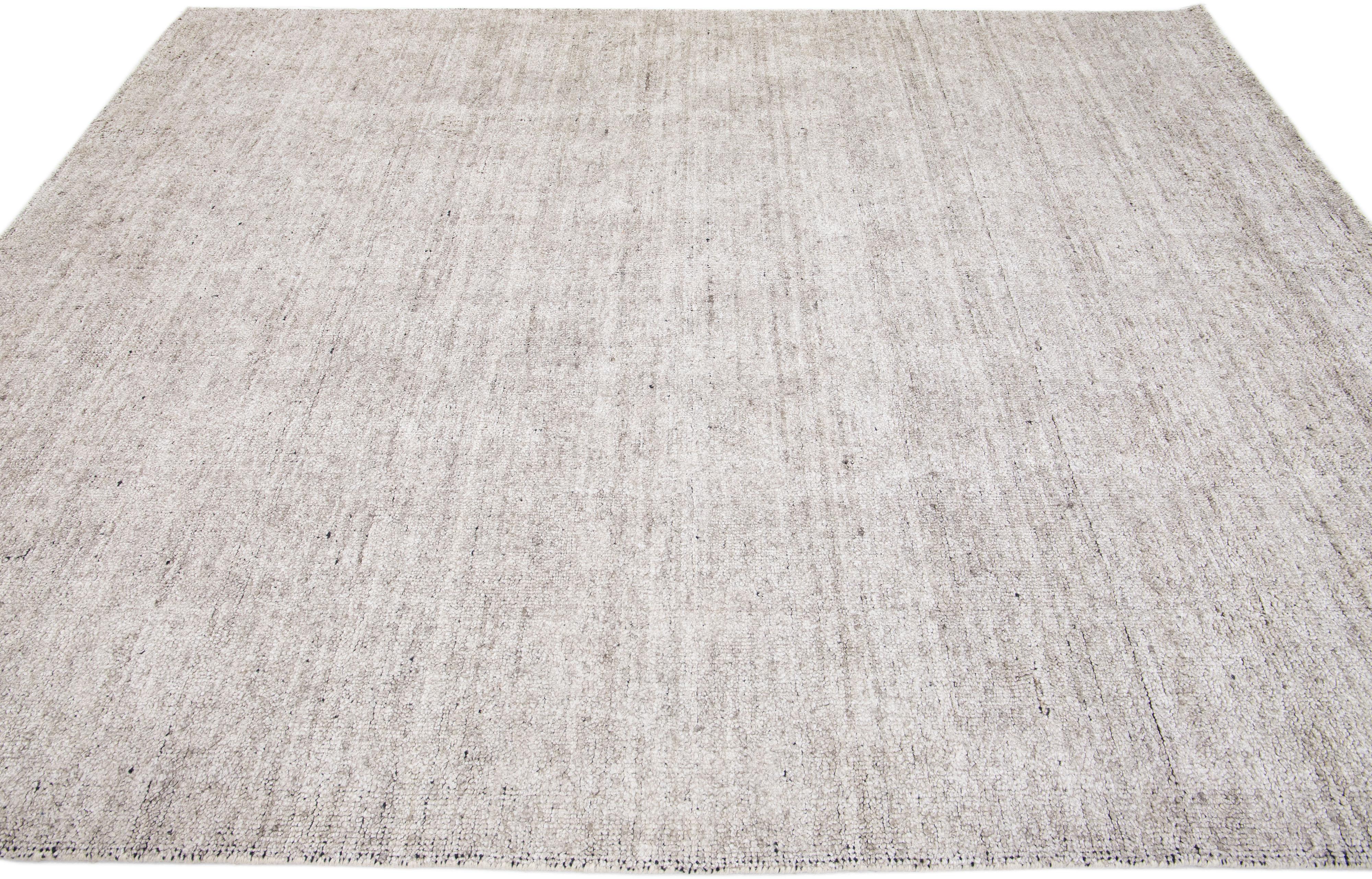 Moderner moderner Apadana's Groove Hellgrauer handgefertigter Teppich aus Bambus/Seide mit massivem Design (21. Jahrhundert und zeitgenössisch) im Angebot