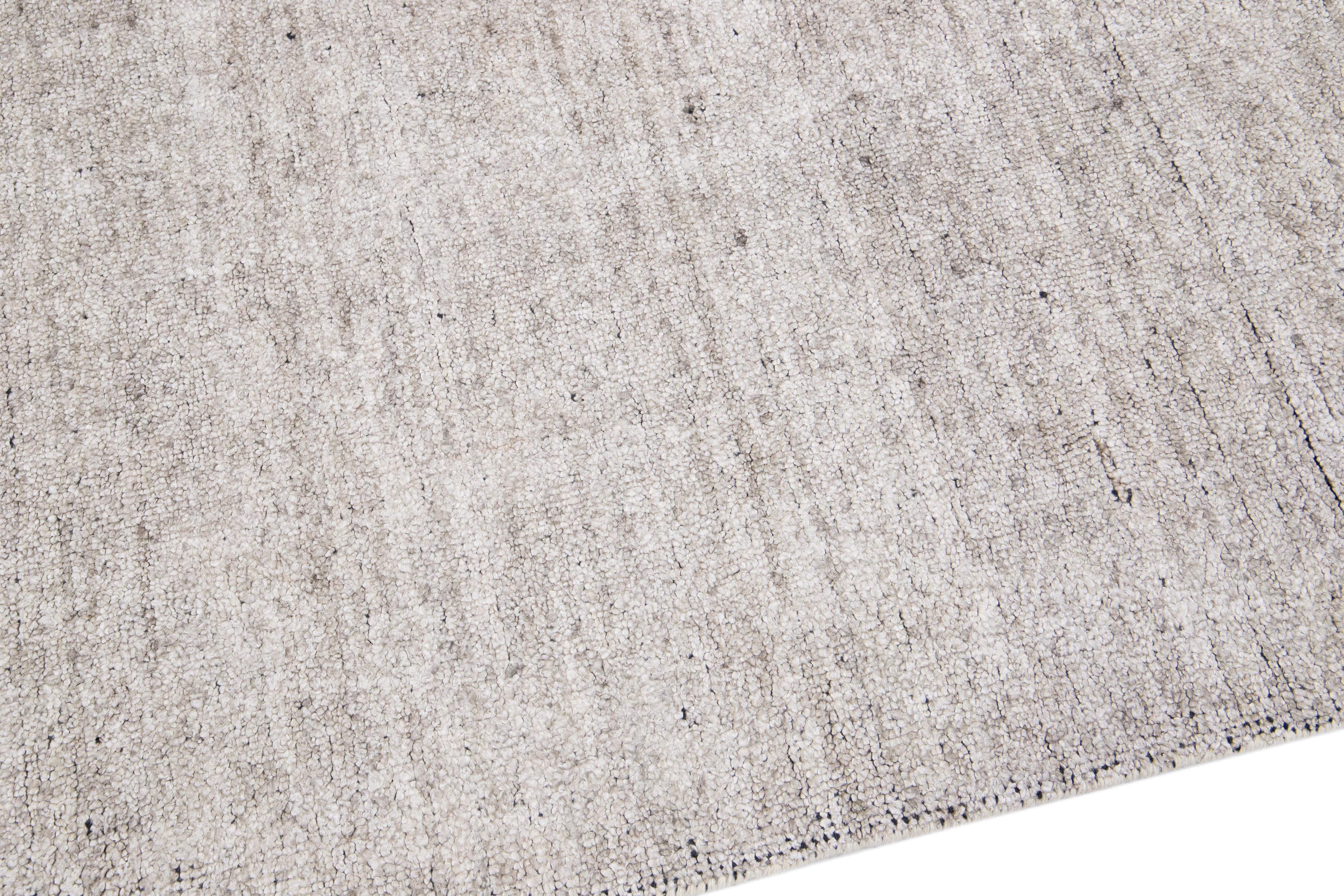 Moderner moderner Apadana's Groove Hellgrauer handgefertigter Teppich aus Bambus/Seide mit massivem Design (Wolle) im Angebot